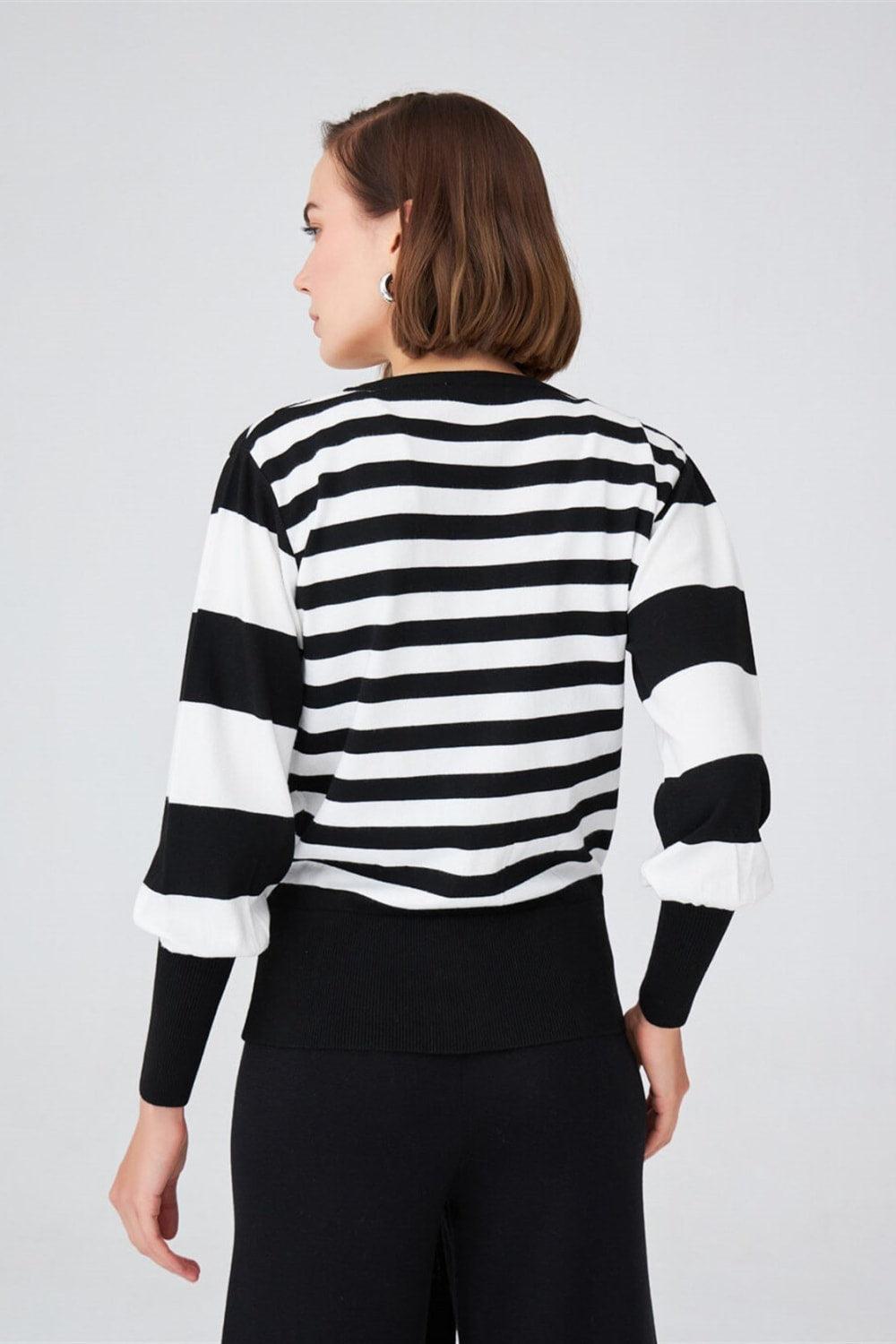 Peraluna-Derin Yaka Dökümlü Kolları Büzgülü Kadın Triko Kazak-Kazak & Triko-6-Milagron.com