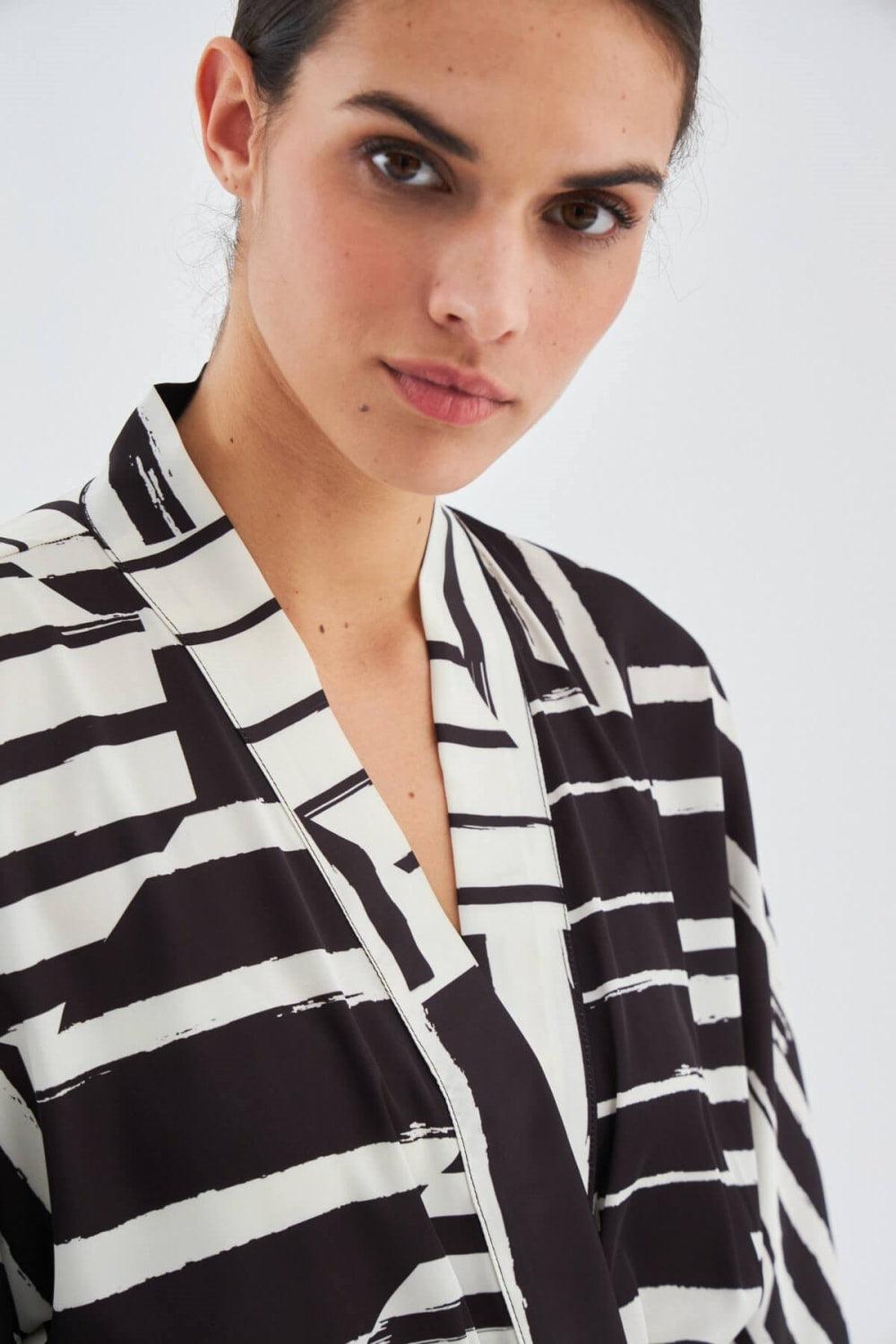 Peraluna-Hanita Geometrik Desenli 120 Cm Saten Yazlık Kadın Kimono-Kimono-7-Milagron.com