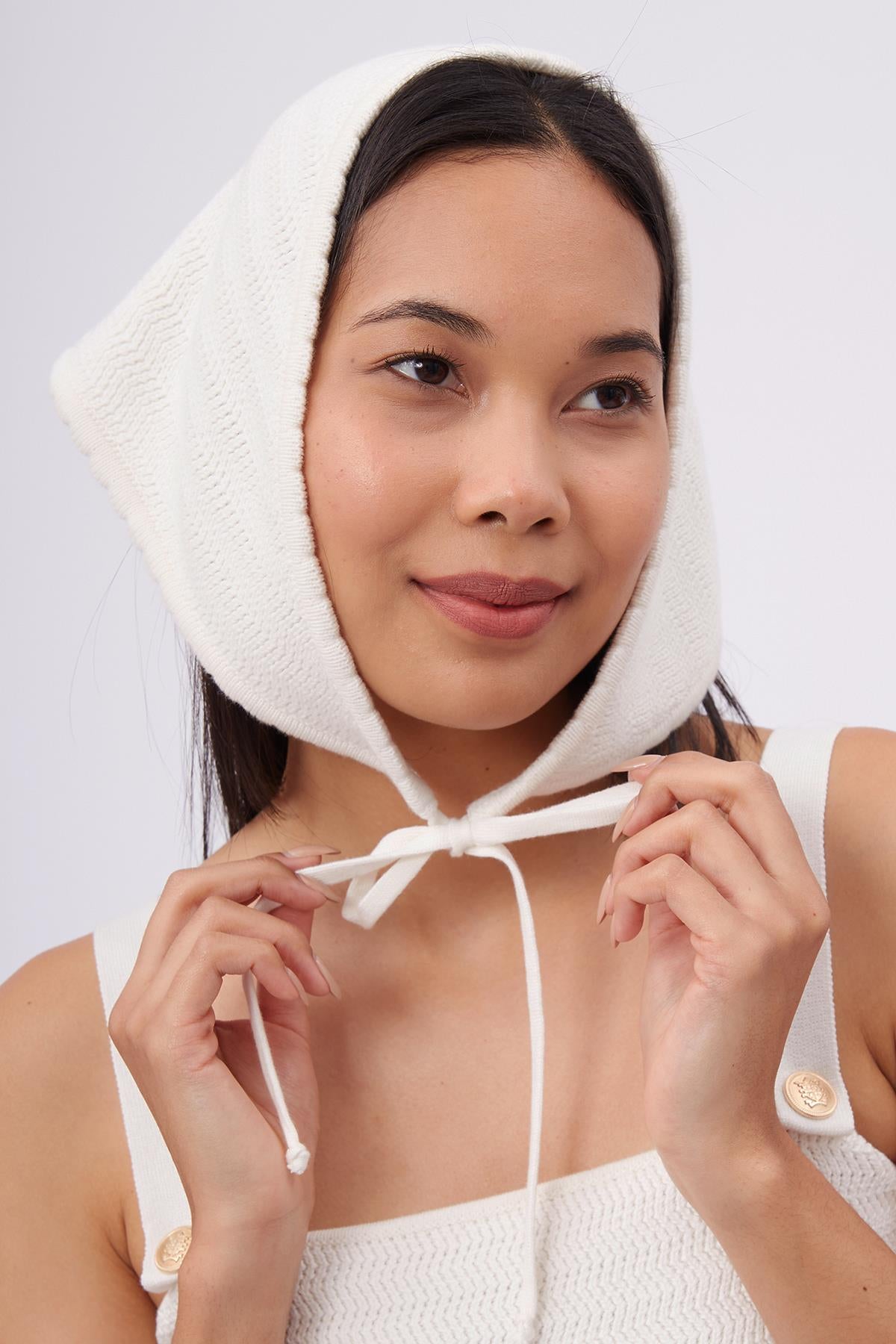 Peraluna-Iris Scarfe Balık Sırtı Örgü Detaylı Bağcıklı Kadın Triko Eşarp Ekru-Eşarp-1-Milagron.com