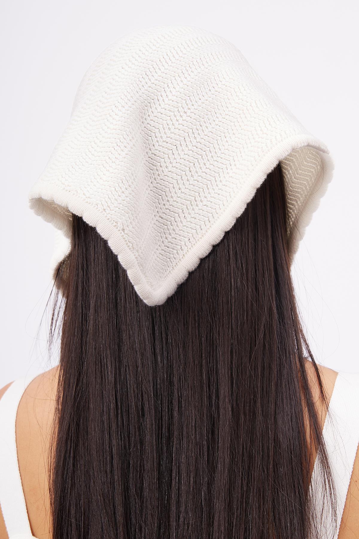 Peraluna-Iris Scarfe Balık Sırtı Örgü Detaylı Bağcıklı Kadın Triko Eşarp Ekru-Eşarp-2-Milagron.com