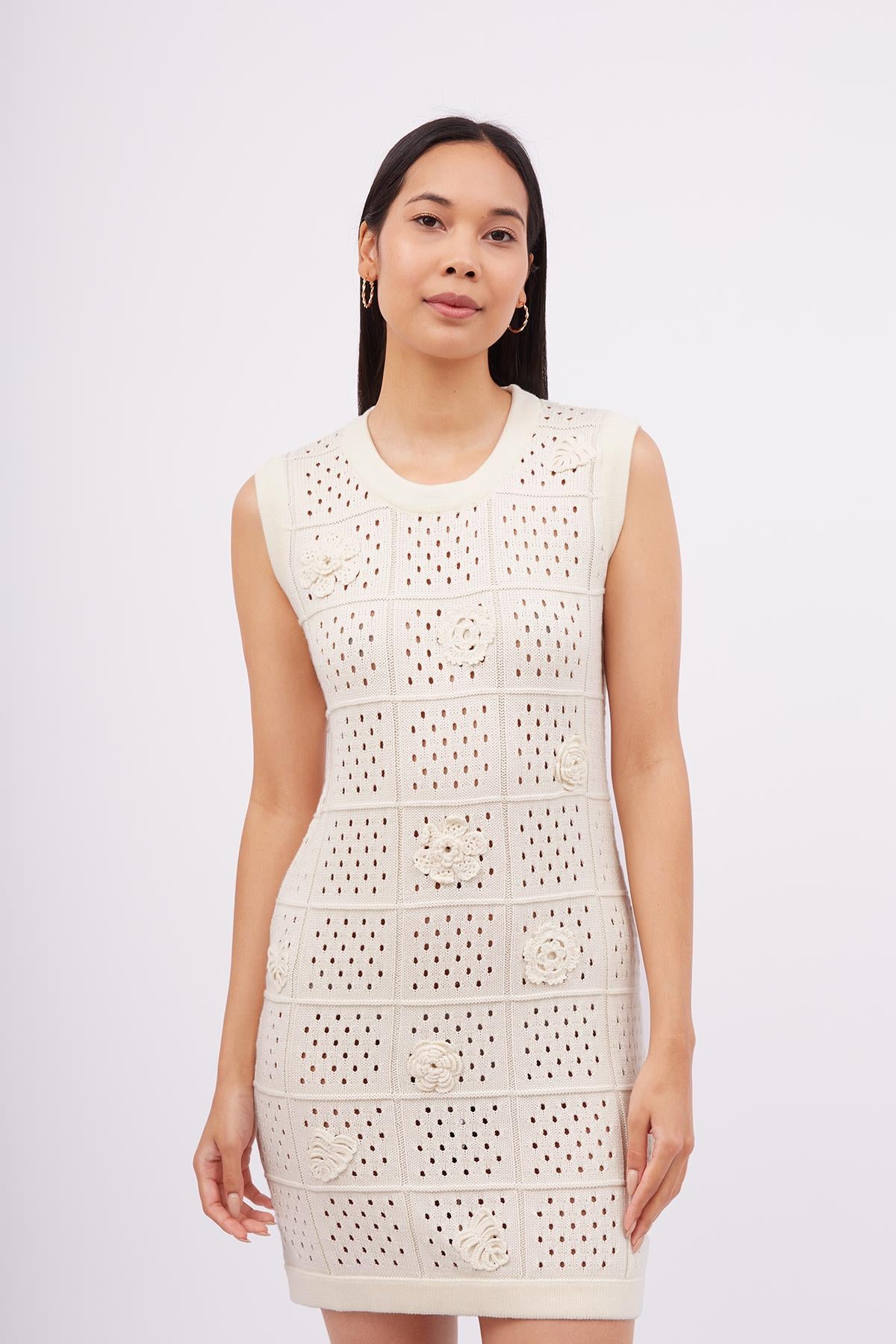 Peraluna-Isabel Dress Ajur örgü El Yapımı çiçek Detaylı Düz Kesim Kolsuz Kadın Triko Elbise Ekru-Elbise-2-Milagron.com