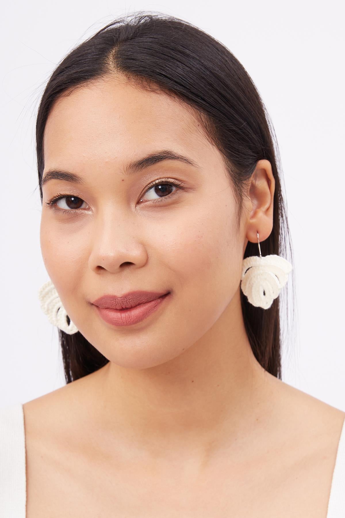 Peraluna-Isabel Earrings El Yapımı Yaprak Desen Küpe Ekru-Küpe-3-Milagron.com