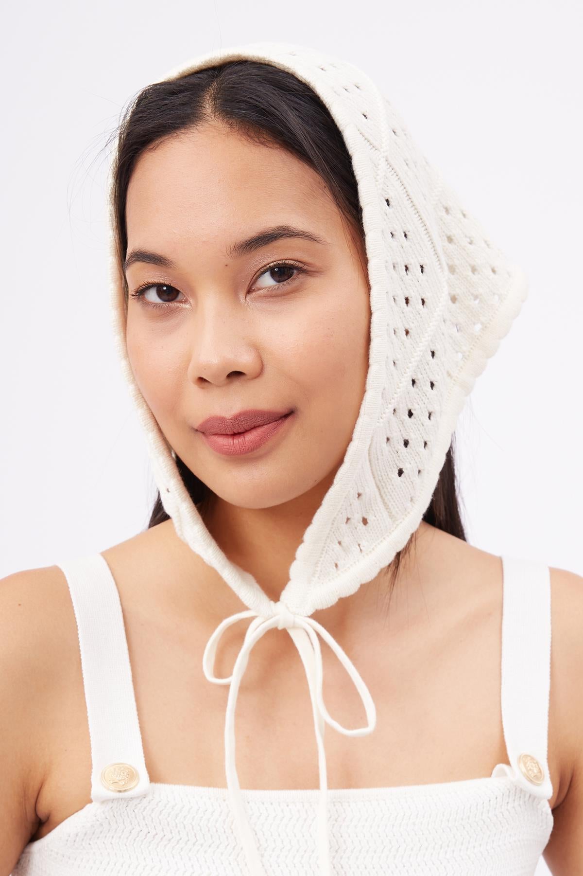 Peraluna-Isabel Scarfe Ajur Örgü El Yapımı Çiçek Detaylı Bağcıklı Kadın Triko Eşarp Ekru-Eşarp-1-Milagron.com
