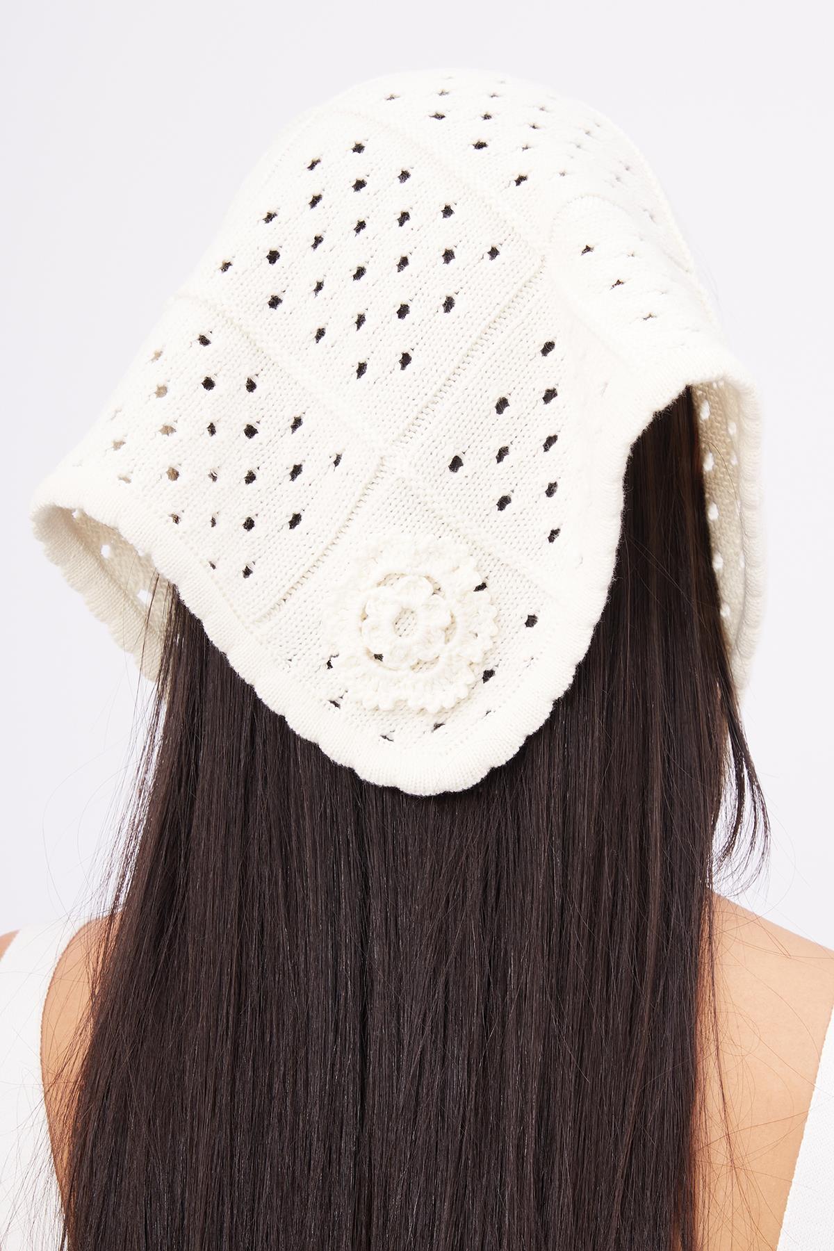 Peraluna-Isabel Scarfe Ajur Örgü El Yapımı Çiçek Detaylı Bağcıklı Kadın Triko Eşarp Ekru-Eşarp-5-Milagron.com