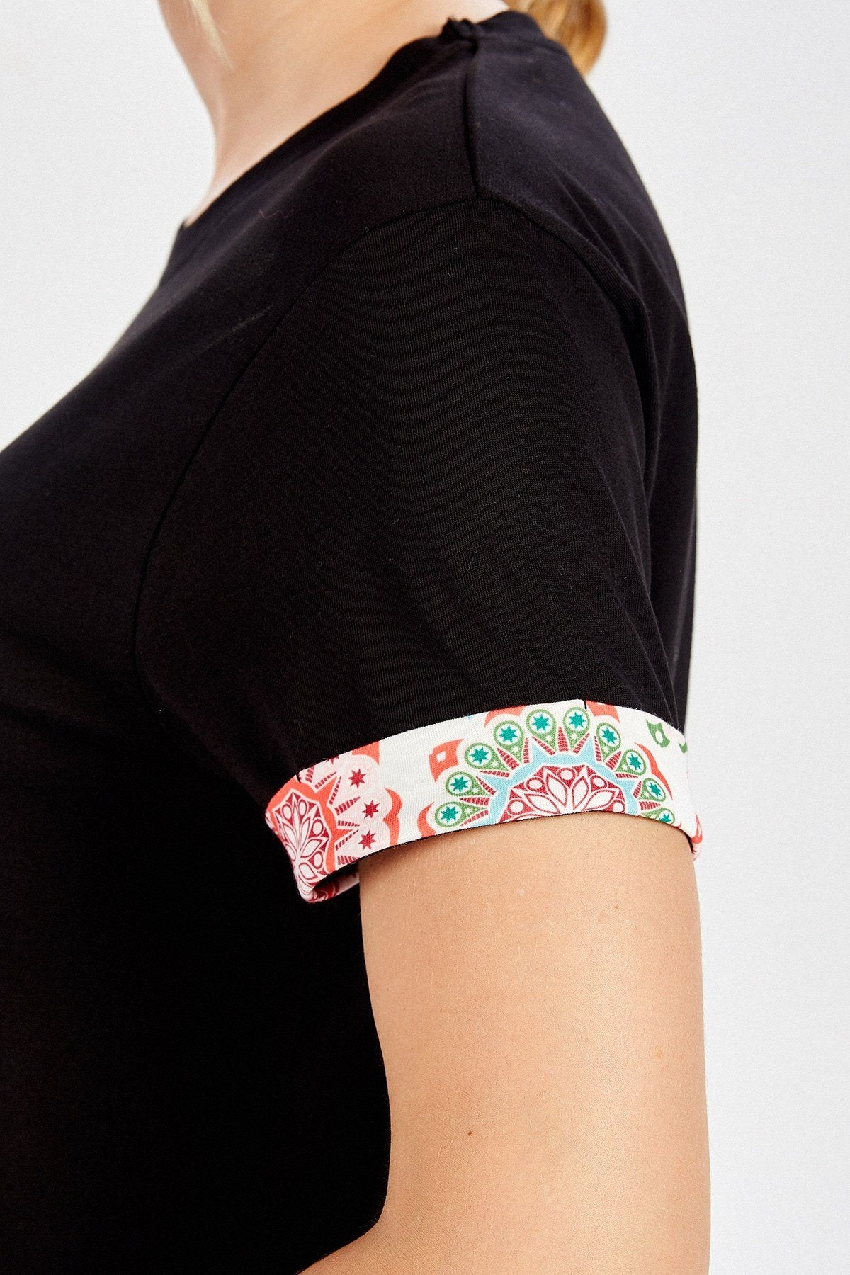 Peraluna-Kol Ucu Baskılı Uzun Kadın T Shirt Siyah-T-Shirts-4-Milagron.com