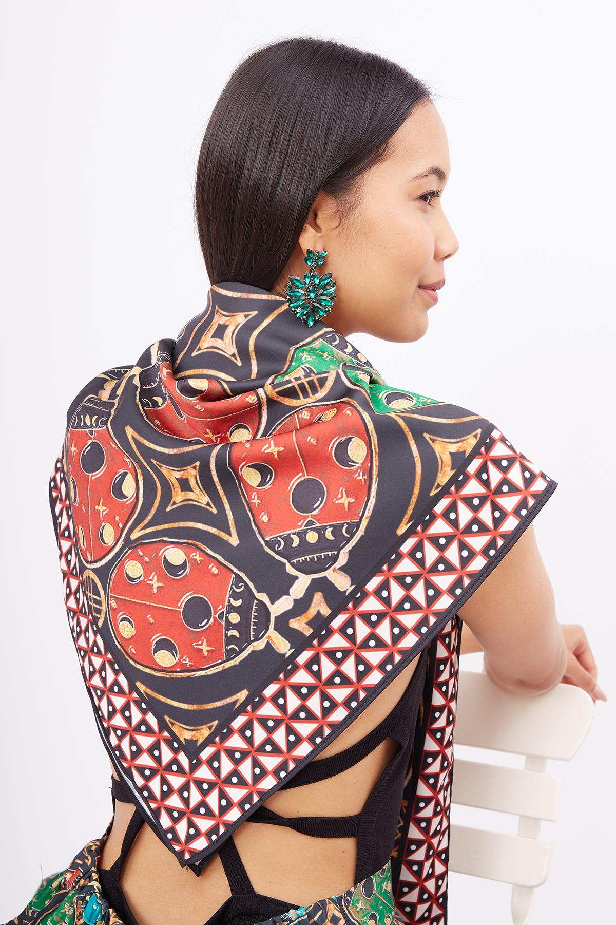 Peraluna-Ladybug Scarfe Uğurböceği Baskılı Saten Eşarp çok Renkli-Eşarp-1-Milagron.com