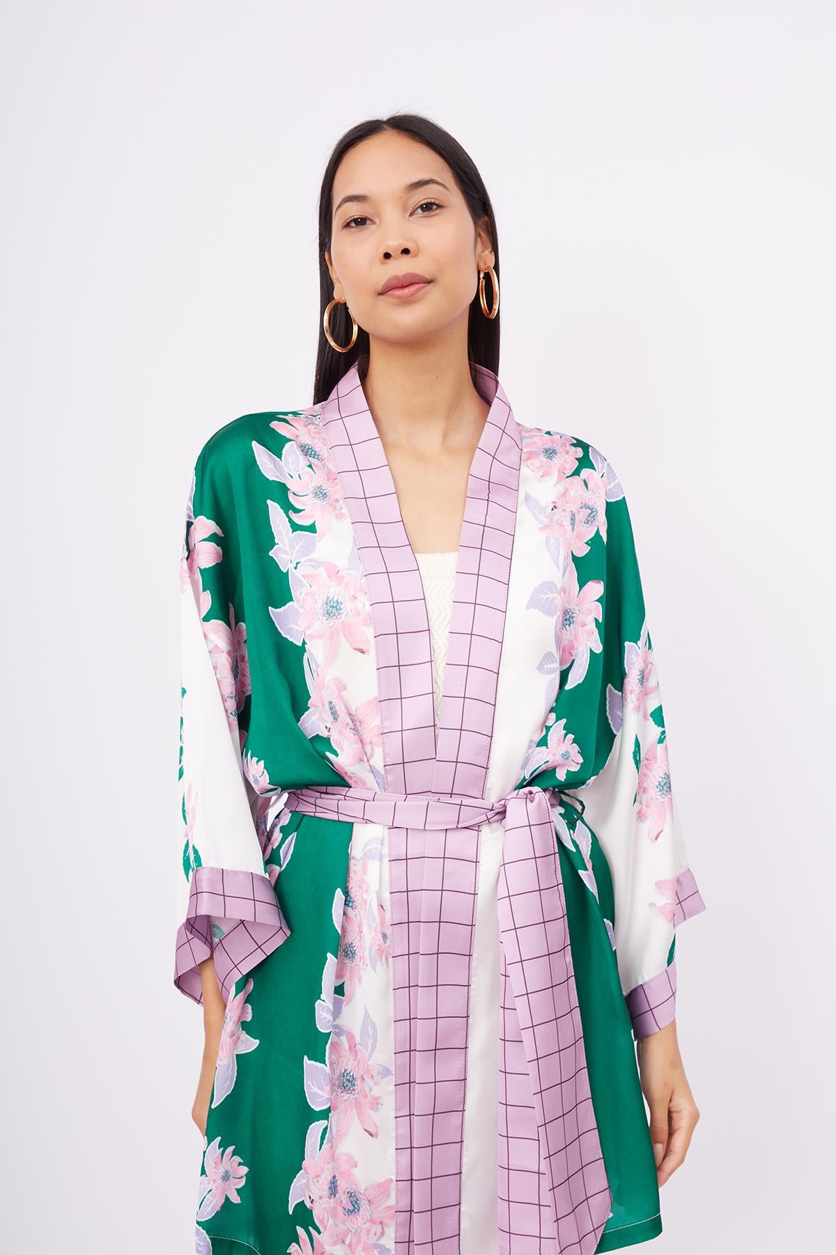 Peraluna-Lilac Charm Short Kimono çiçek Baskılı 90 Cm Saten Kısa Kadın Kimono Yeşil/Pembe-Kimono-2-Milagron.com