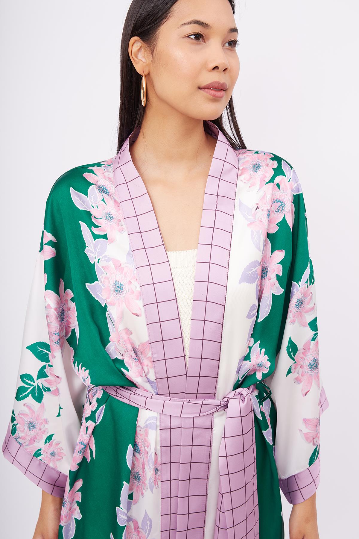 Peraluna-Lilac Charm Short Kimono çiçek Baskılı 90 Cm Saten Kısa Kadın Kimono Yeşil/Pembe-Kimono-3-Milagron.com