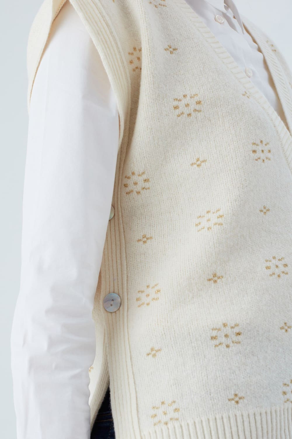 Peraluna-Lulu Vest Simli Kar Taneli Yanları Düğmeli V Yaka Kadın Triko Süveter Ekru-Kazak & Triko-2-Milagron.com