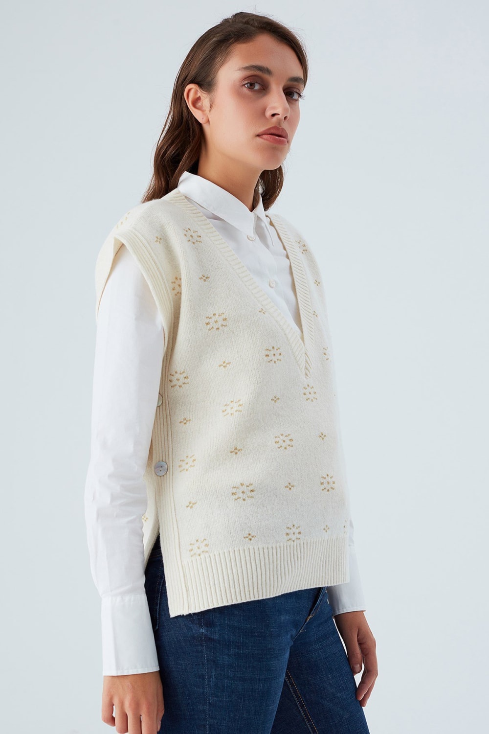 Peraluna-Lulu Vest Simli Kar Taneli Yanları Düğmeli V Yaka Kadın Triko Süveter Ekru-Kazak & Triko-7-Milagron.com