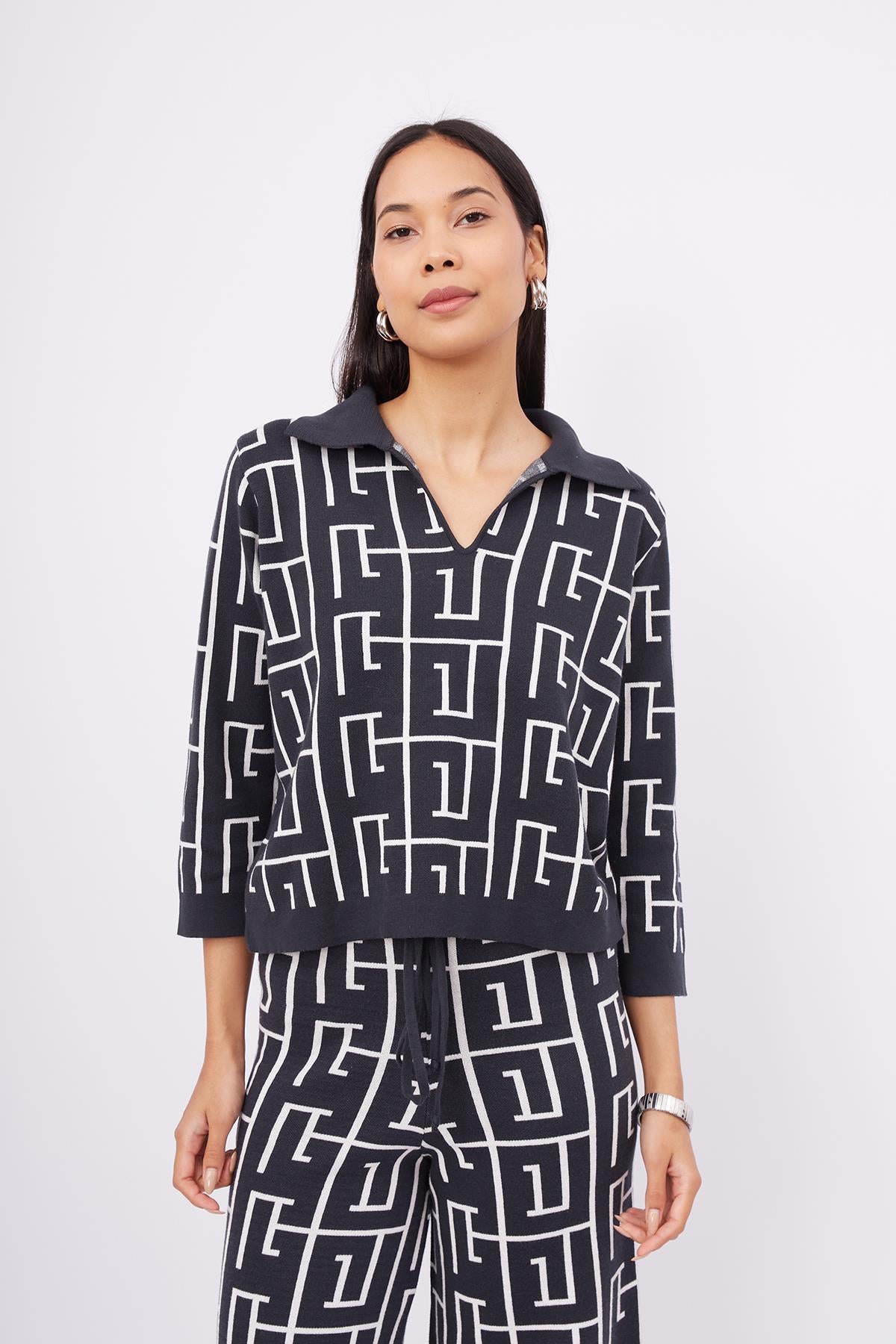 Peraluna-Maze Blouse Labirent Desen Crop Kesim Polo Yaka Kadın Triko Bluz Antrasit/Ekru-Bluz-2-Milagron.com