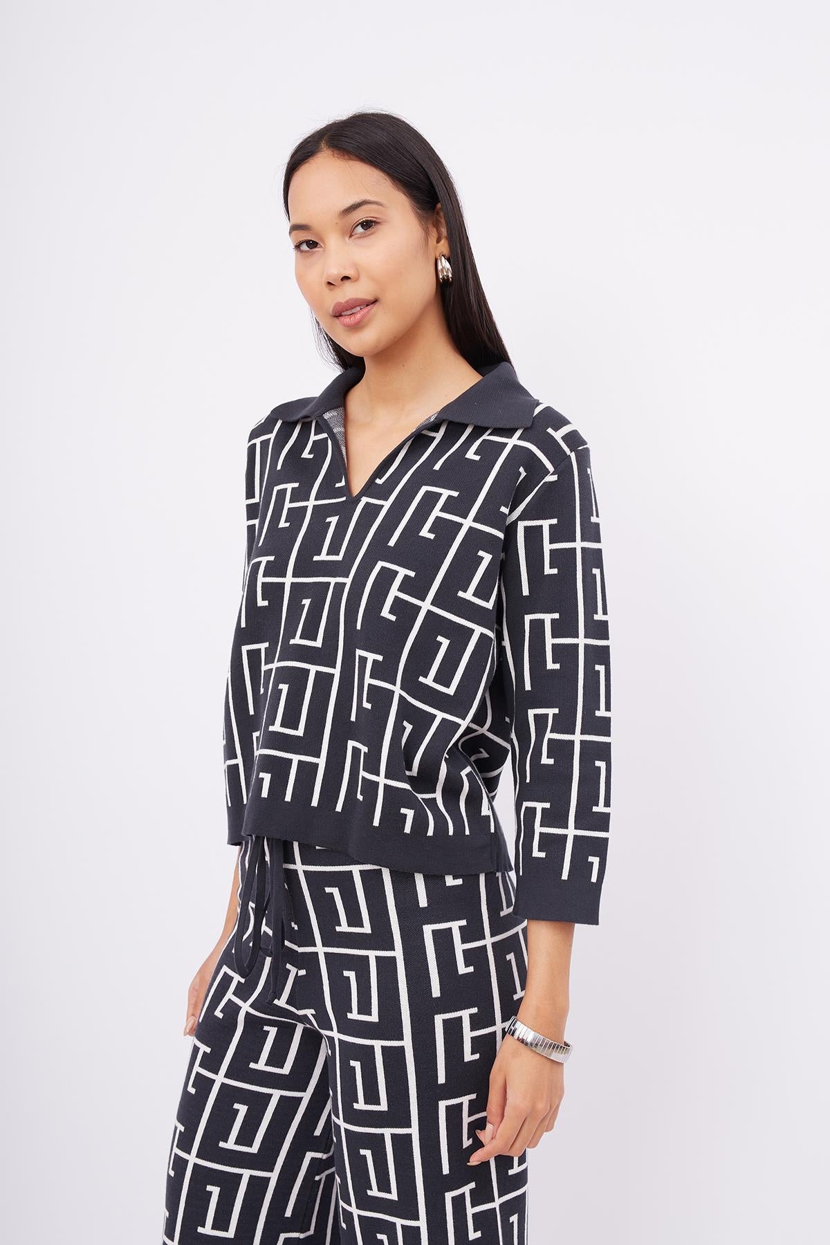 Peraluna-Maze Blouse Labirent Desen Crop Kesim Polo Yaka Kadın Triko Bluz Antrasit/Ekru-Bluz-5-Milagron.com