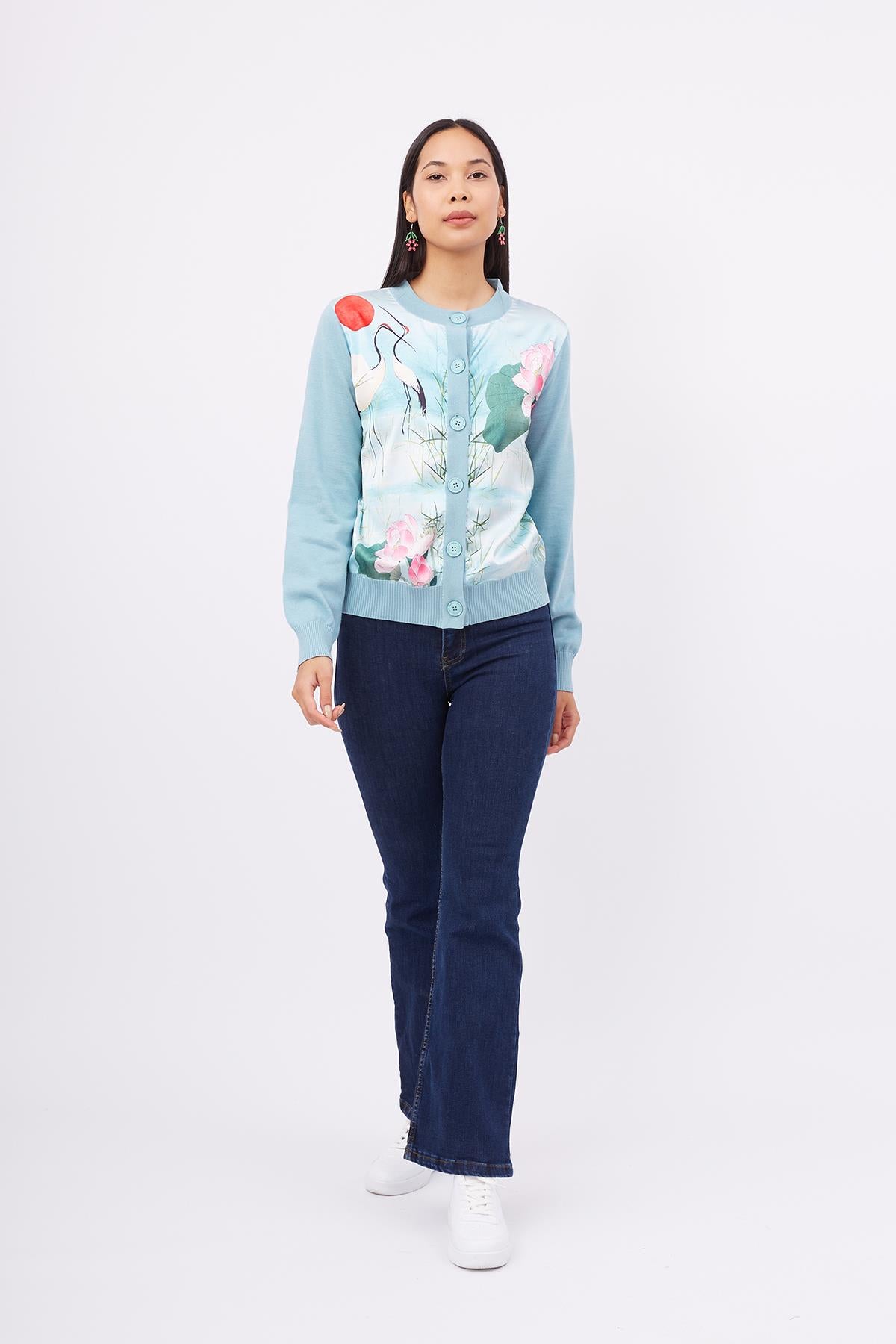 Peraluna-Melinda Cardigan Önü Saten üstüne Baskılı Standart Fit O Yaka Kadın Triko Hırka Toz Mavi-Kazak & Triko-1-Milagron.com