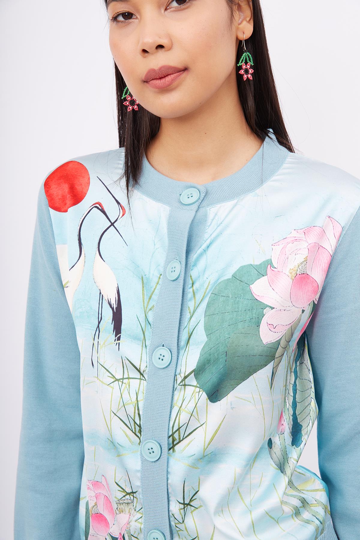 Peraluna-Melinda Cardigan Önü Saten üstüne Baskılı Standart Fit O Yaka Kadın Triko Hırka Toz Mavi-Kazak & Triko-3-Milagron.com