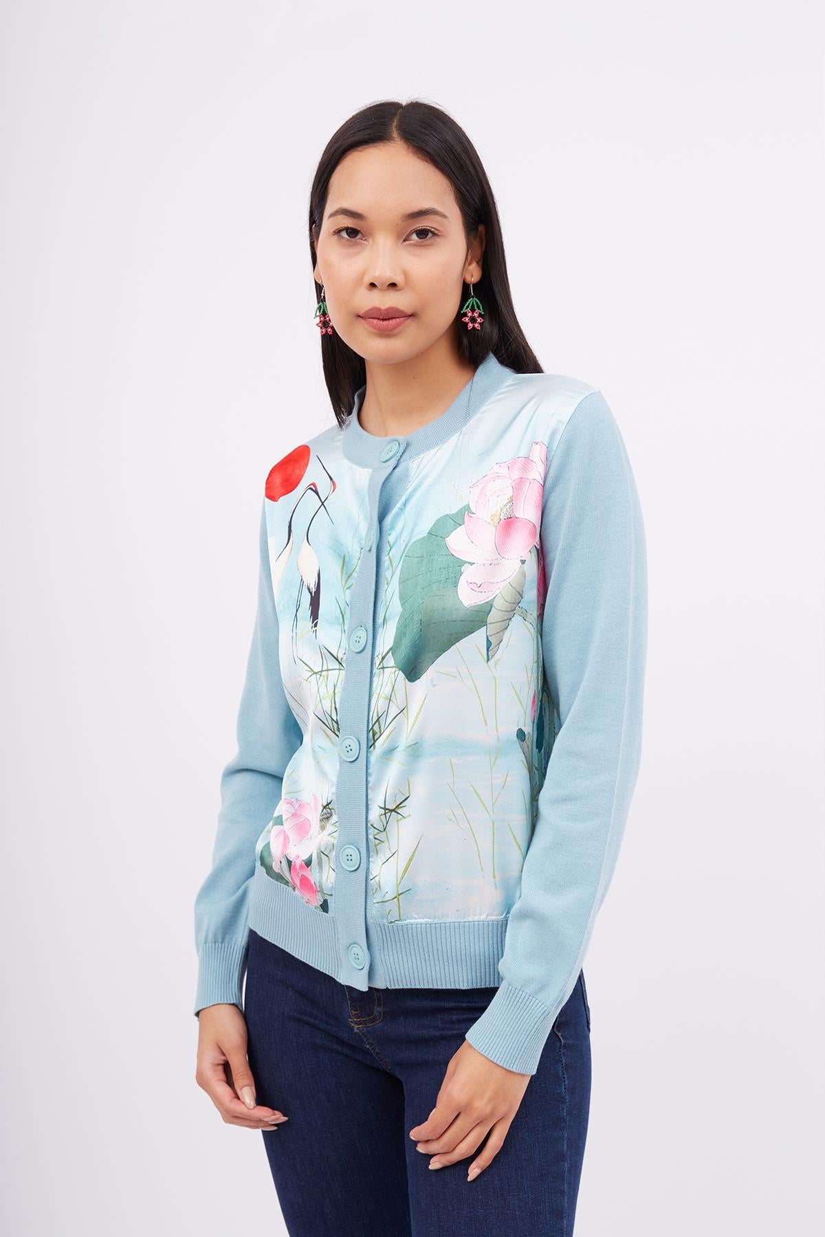 Peraluna-Melinda Cardigan Önü Saten üstüne Baskılı Standart Fit O Yaka Kadın Triko Hırka Toz Mavi-Kazak & Triko-4-Milagron.com