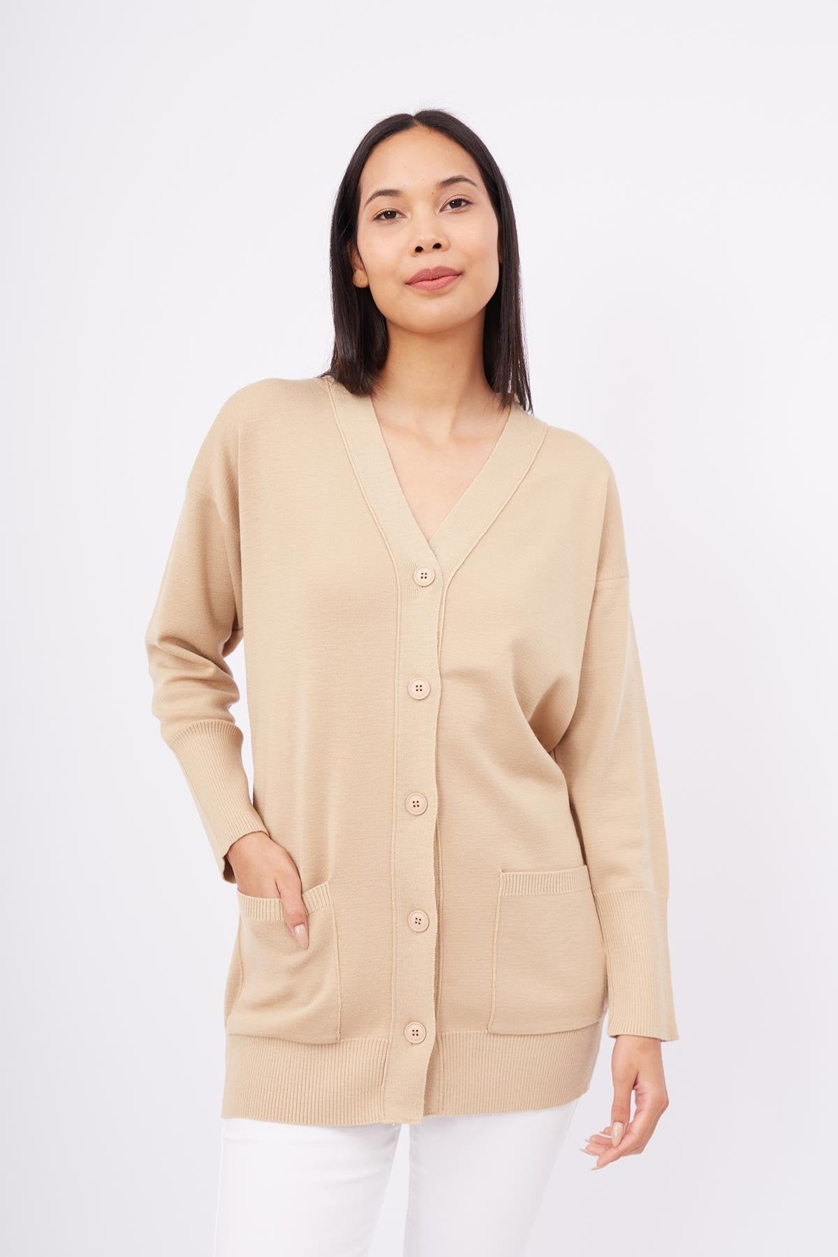 Peraluna-Nicola Long Cardigan Cepli Klasik Kesim V Yaka Uzun Kadın Triko Hırka Bej-Kazak & Triko-2-Milagron.com