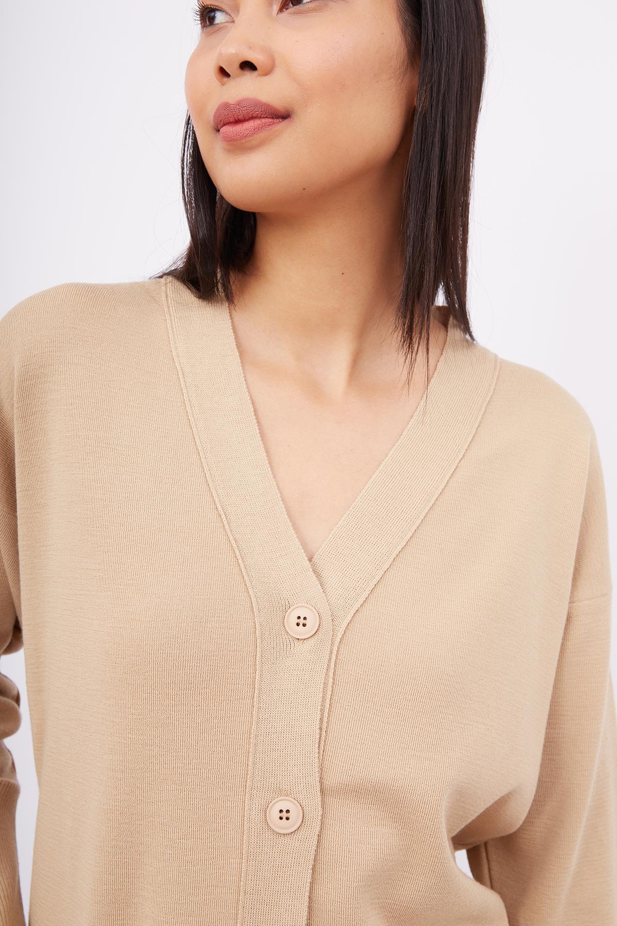 Peraluna-Nicola Long Cardigan Cepli Klasik Kesim V Yaka Uzun Kadın Triko Hırka Bej-Kazak & Triko-3-Milagron.com