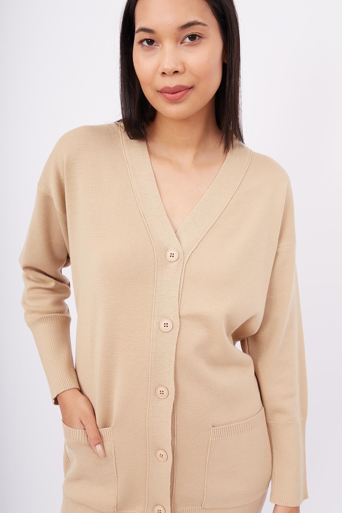 Peraluna-Nicola Long Cardigan Cepli Klasik Kesim V Yaka Uzun Kadın Triko Hırka Bej-Kazak & Triko-4-Milagron.com