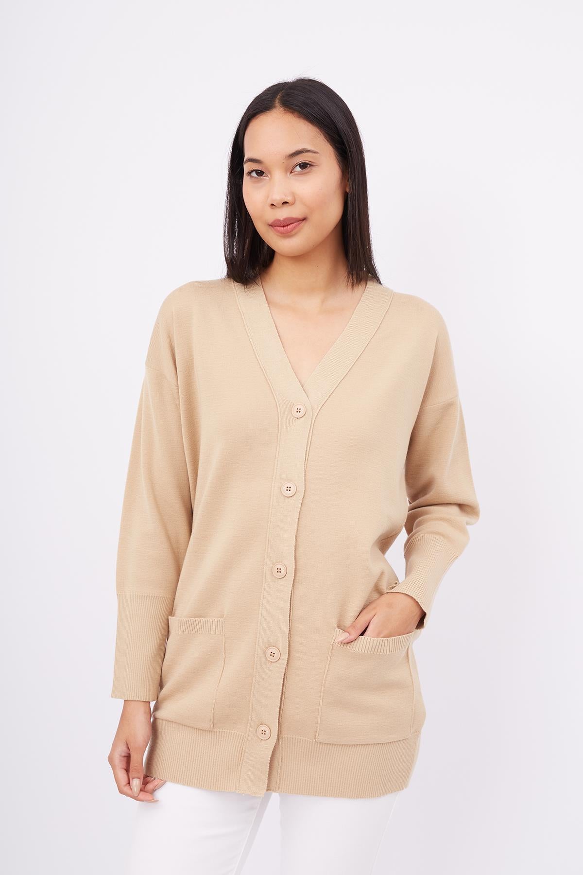 Peraluna-Nicola Long Cardigan Cepli Klasik Kesim V Yaka Uzun Kadın Triko Hırka Bej-Kazak & Triko-5-Milagron.com