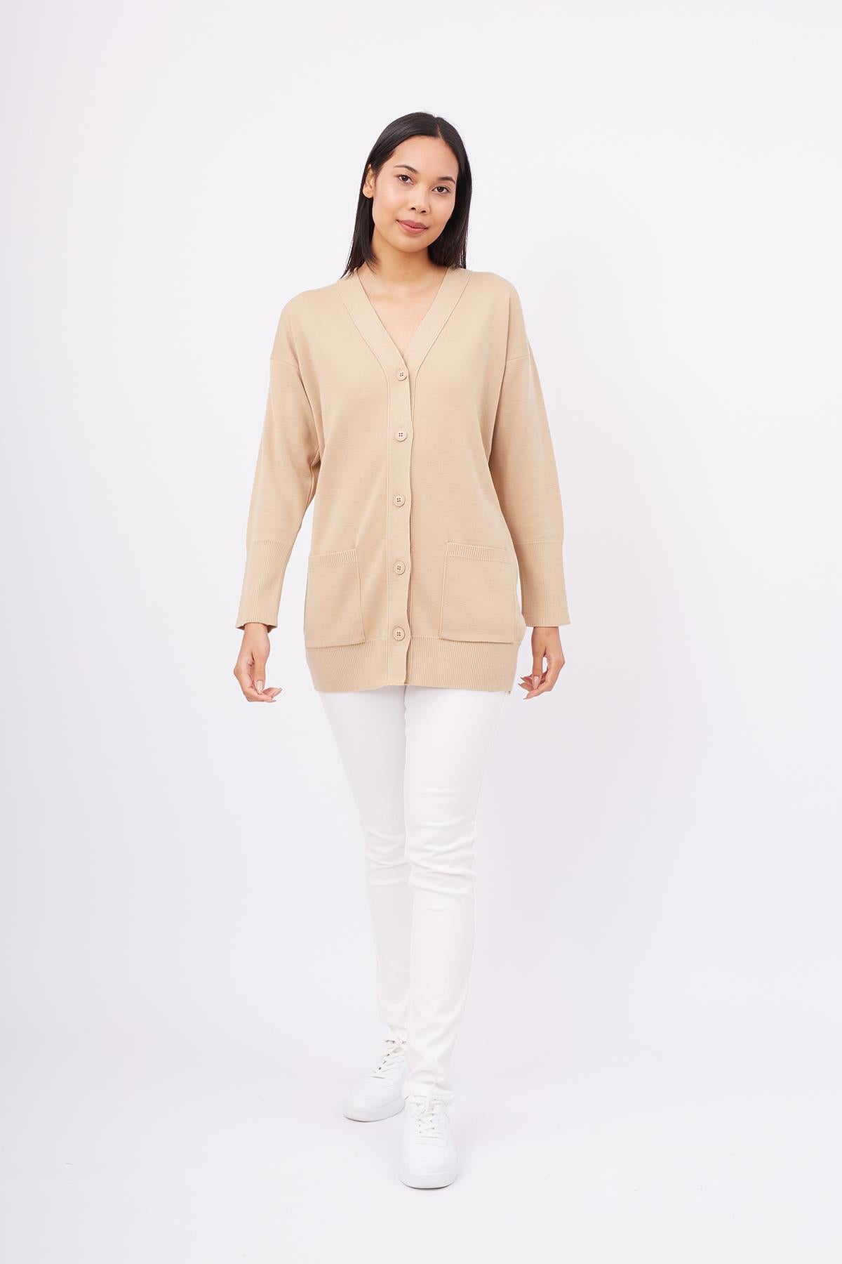 Peraluna-Nicola Long Cardigan Cepli Klasik Kesim V Yaka Uzun Kadın Triko Hırka Bej-Kazak & Triko-6-Milagron.com