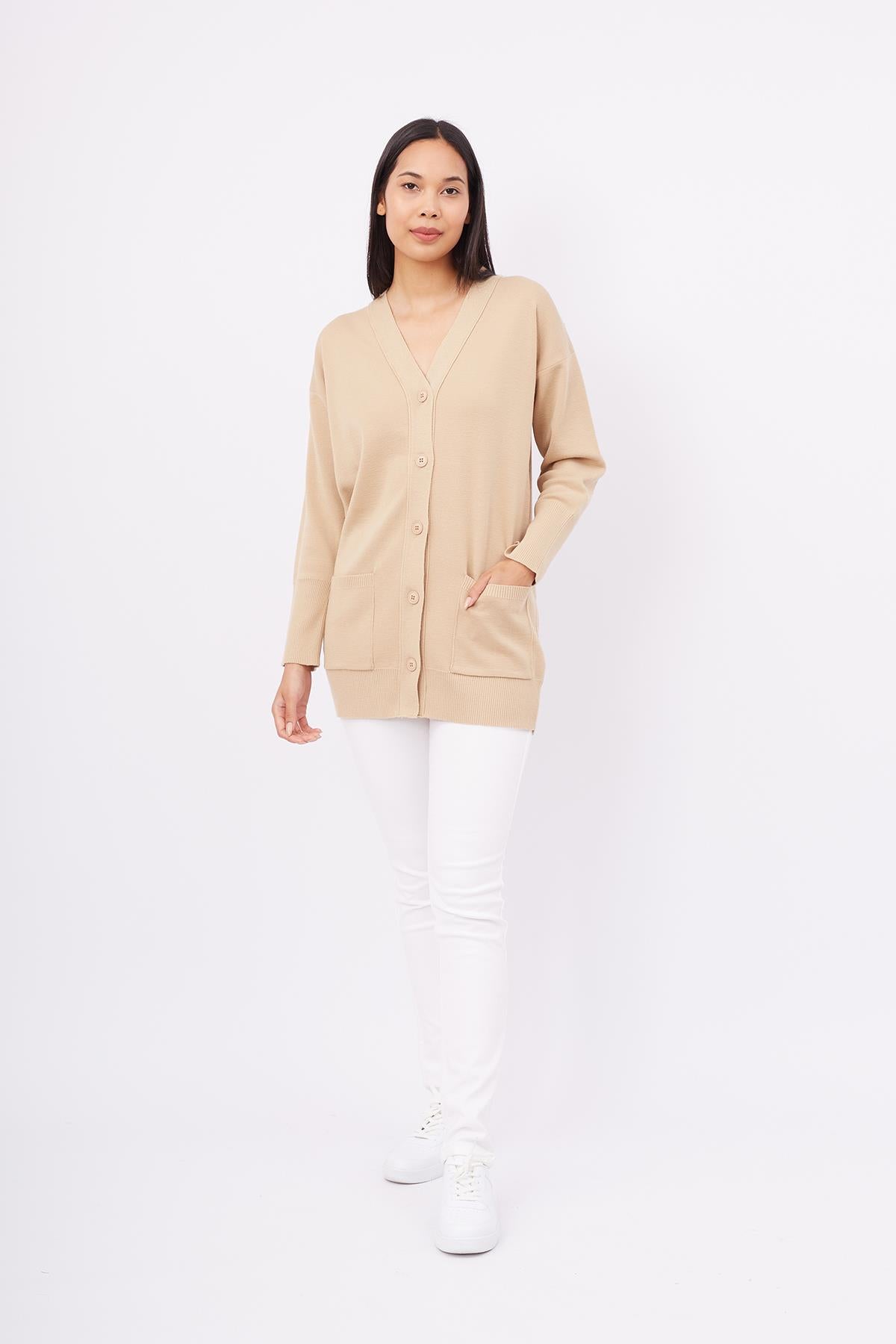 Peraluna-Nicola Long Cardigan Cepli Klasik Kesim V Yaka Uzun Kadın Triko Hırka Bej-Kazak & Triko-7-Milagron.com