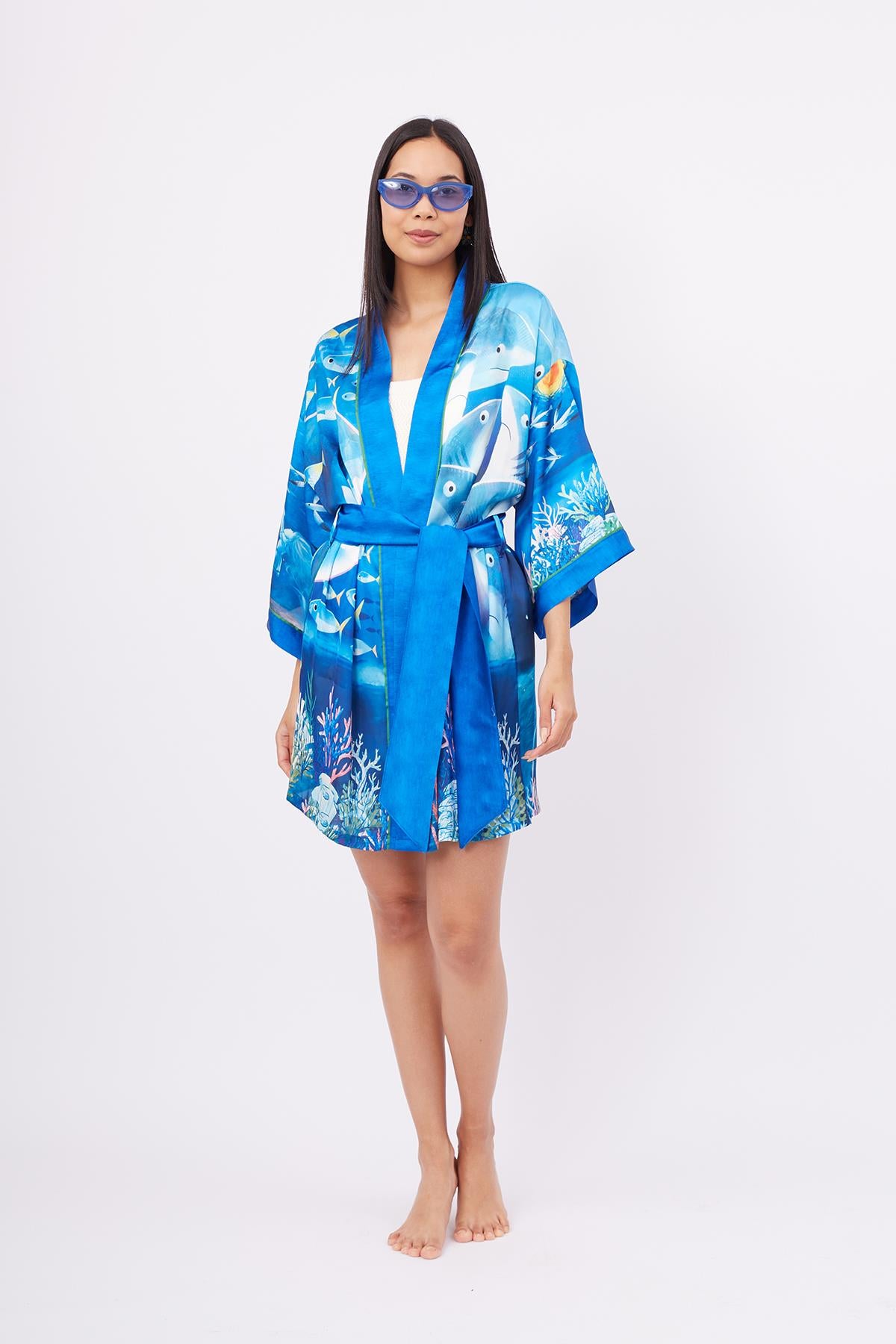 Peraluna-Ocean Story Short Kimono Balık Kuş Ve Kız çocuk Baskılı 90 Cm Kısa Saten Kadın Kimono Deniz Mavisi-Kimono-1-Milagron.com