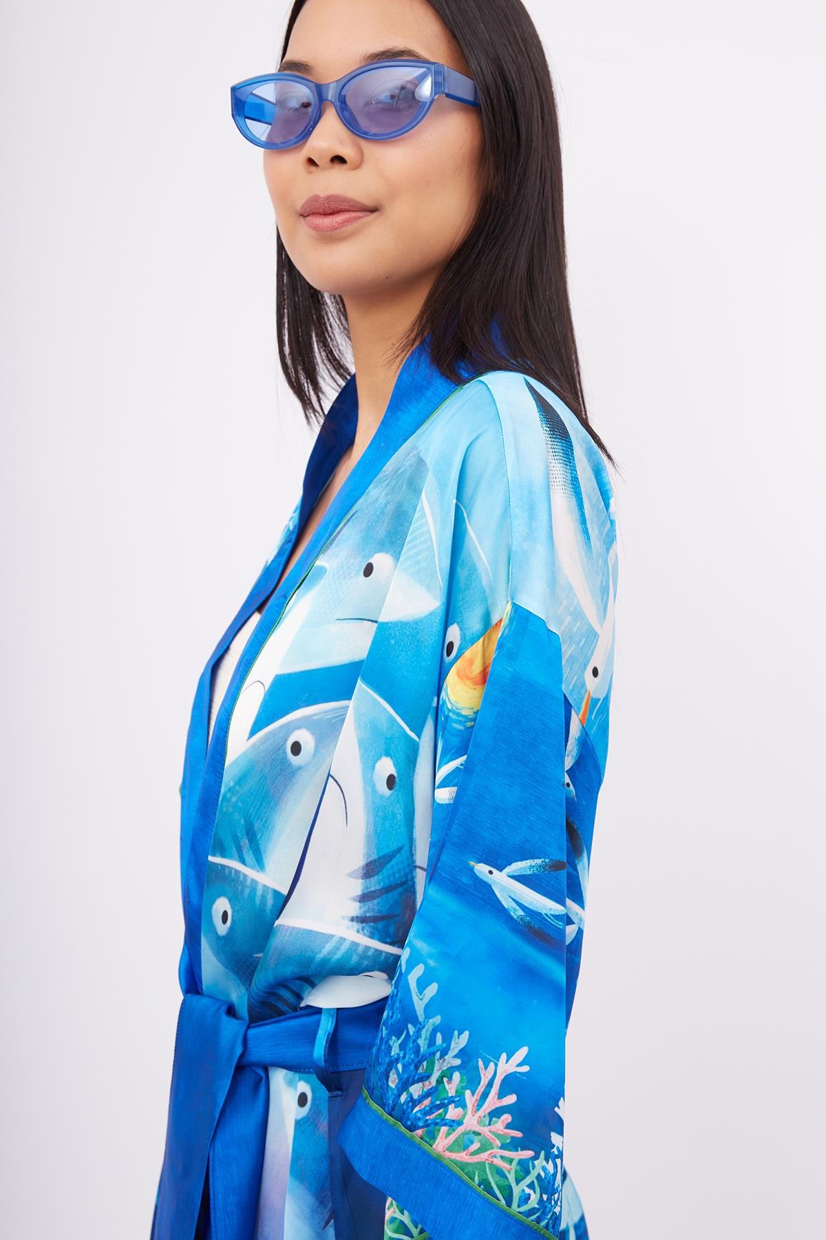 Peraluna-Ocean Story Short Kimono Balık Kuş Ve Kız çocuk Baskılı 90 Cm Kısa Saten Kadın Kimono Deniz Mavisi-Kimono-3-Milagron.com
