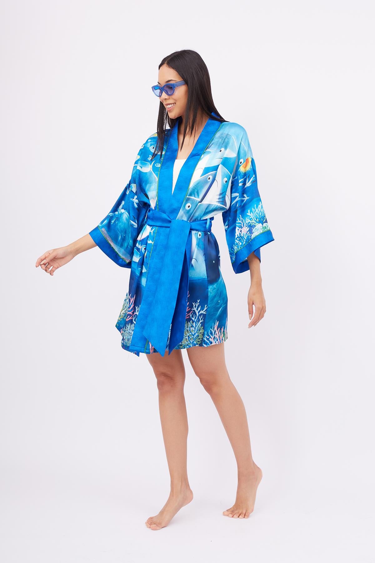 Peraluna-Ocean Story Short Kimono Balık Kuş Ve Kız çocuk Baskılı 90 Cm Kısa Saten Kadın Kimono Deniz Mavisi-Kimono-5-Milagron.com
