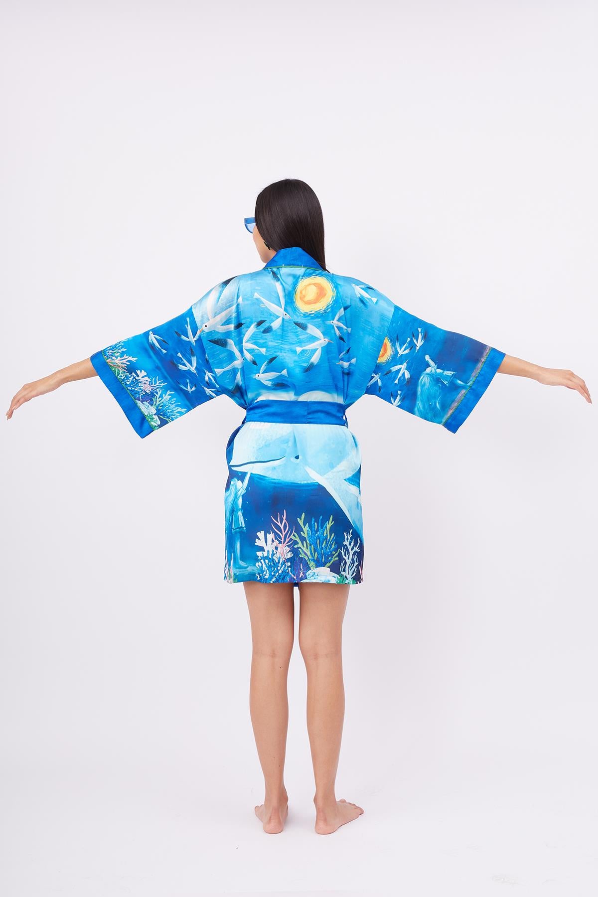 Peraluna-Ocean Story Short Kimono Balık Kuş Ve Kız çocuk Baskılı 90 Cm Kısa Saten Kadın Kimono Deniz Mavisi-Kimono-7-Milagron.com