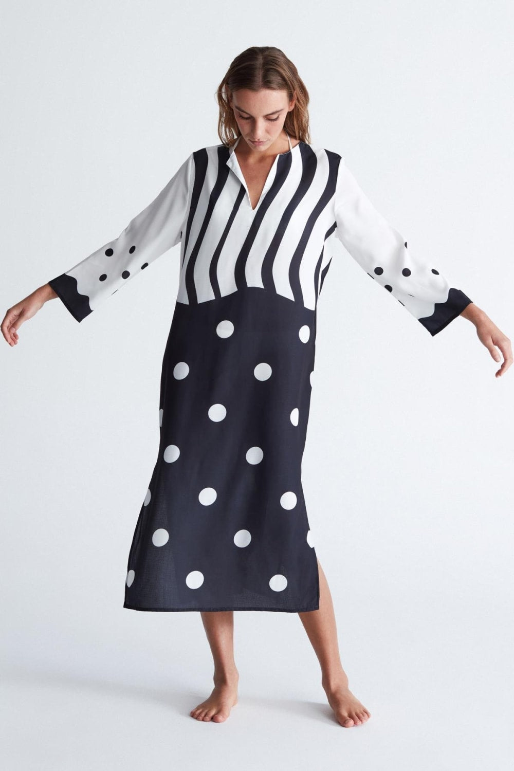 Peraluna-Polka Dot Caftan Puantiye Desen V Yaka Midi Boy Yırtmaçlı Kadın Kaftan -Kimono-1-Milagron.com