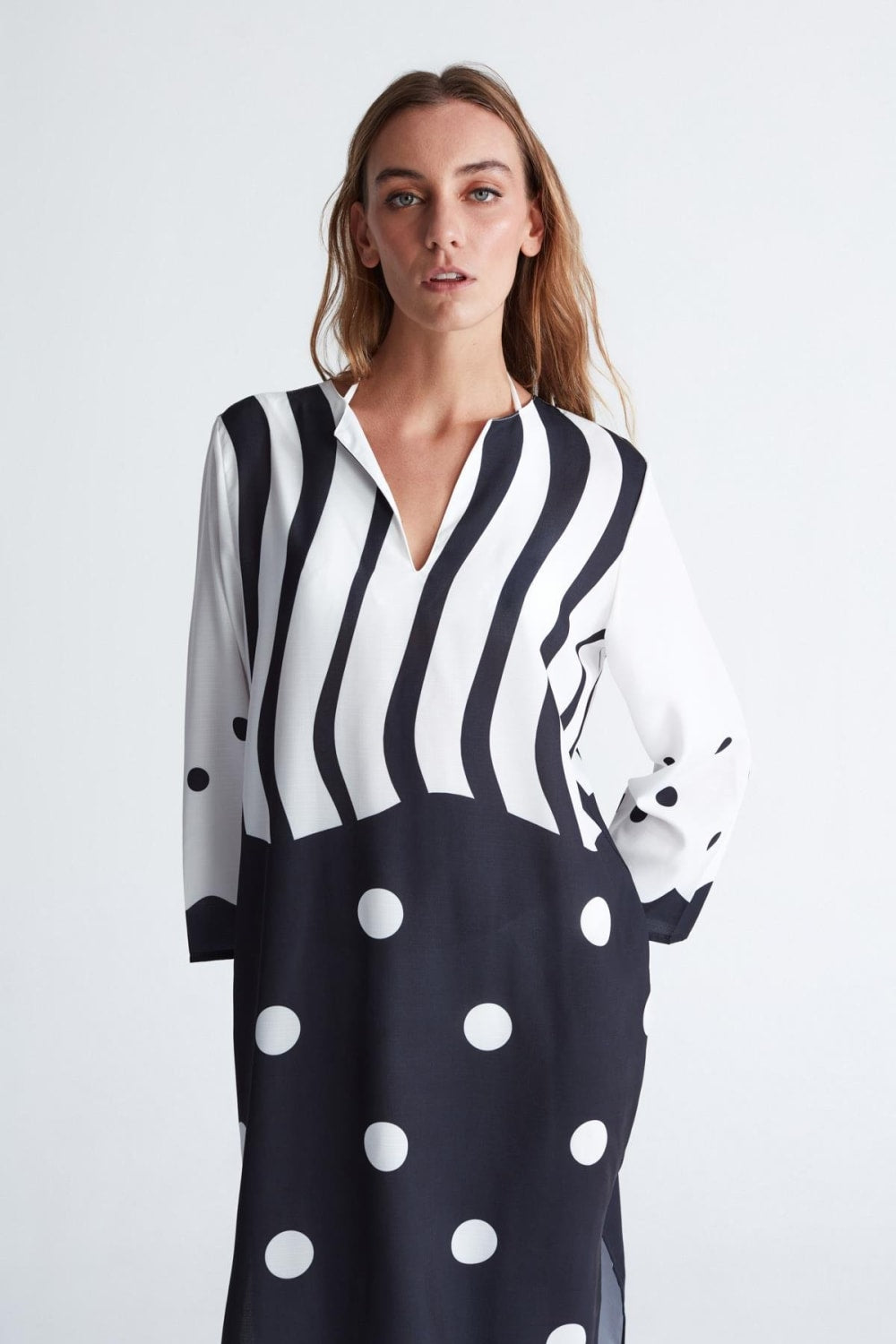 Peraluna-Polka Dot Caftan Puantiye Desen V Yaka Midi Boy Yırtmaçlı Kadın Kaftan -Kimono-3-Milagron.com