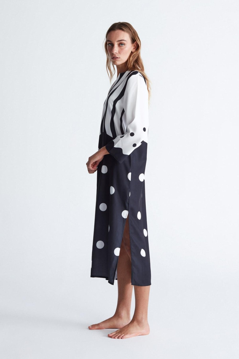 Peraluna-Polka Dot Caftan Puantiye Desen V Yaka Midi Boy Yırtmaçlı Kadın Kaftan -Kimono-4-Milagron.com