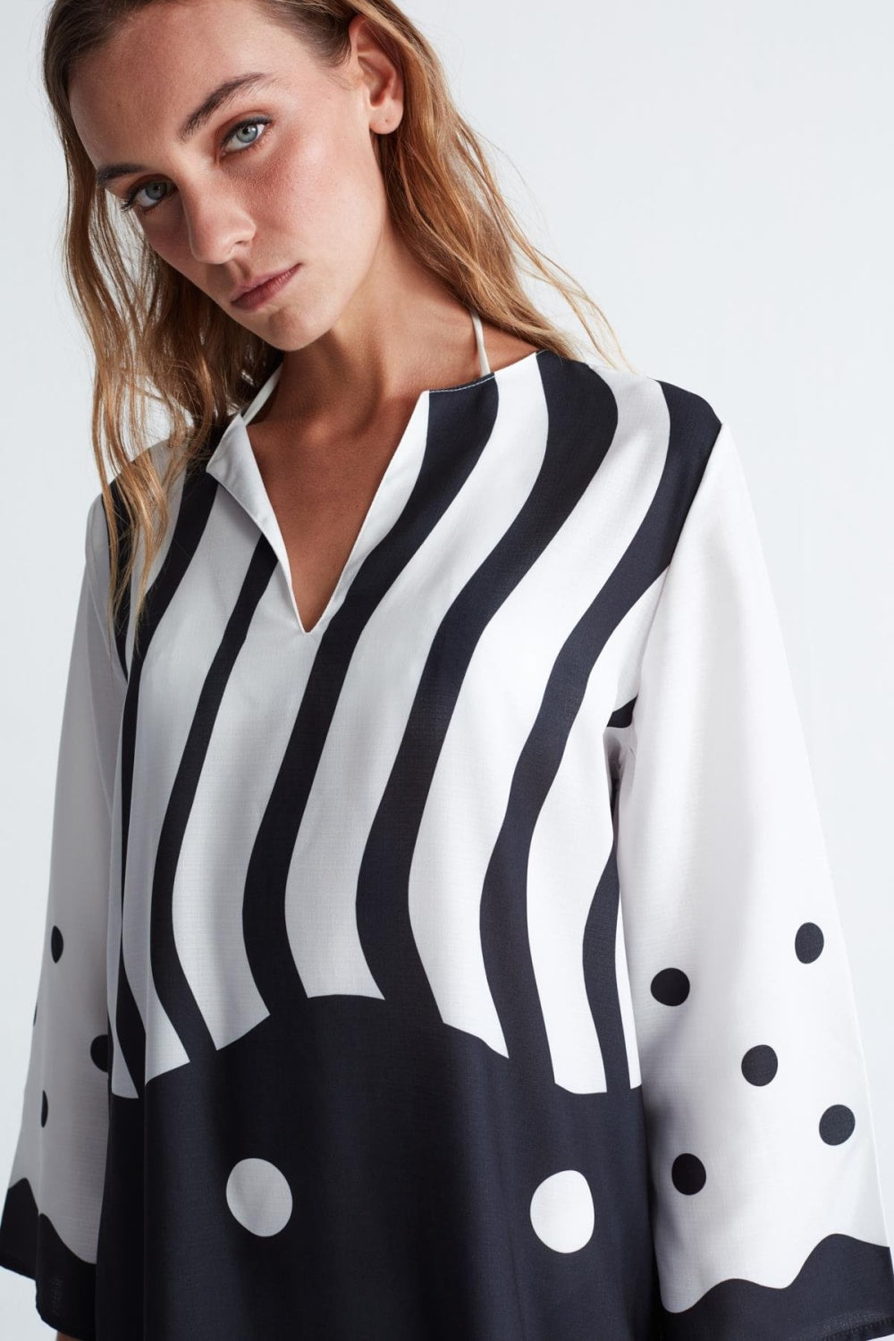 Peraluna-Polka Dot Caftan Puantiye Desen V Yaka Midi Boy Yırtmaçlı Kadın Kaftan -Kimono-5-Milagron.com