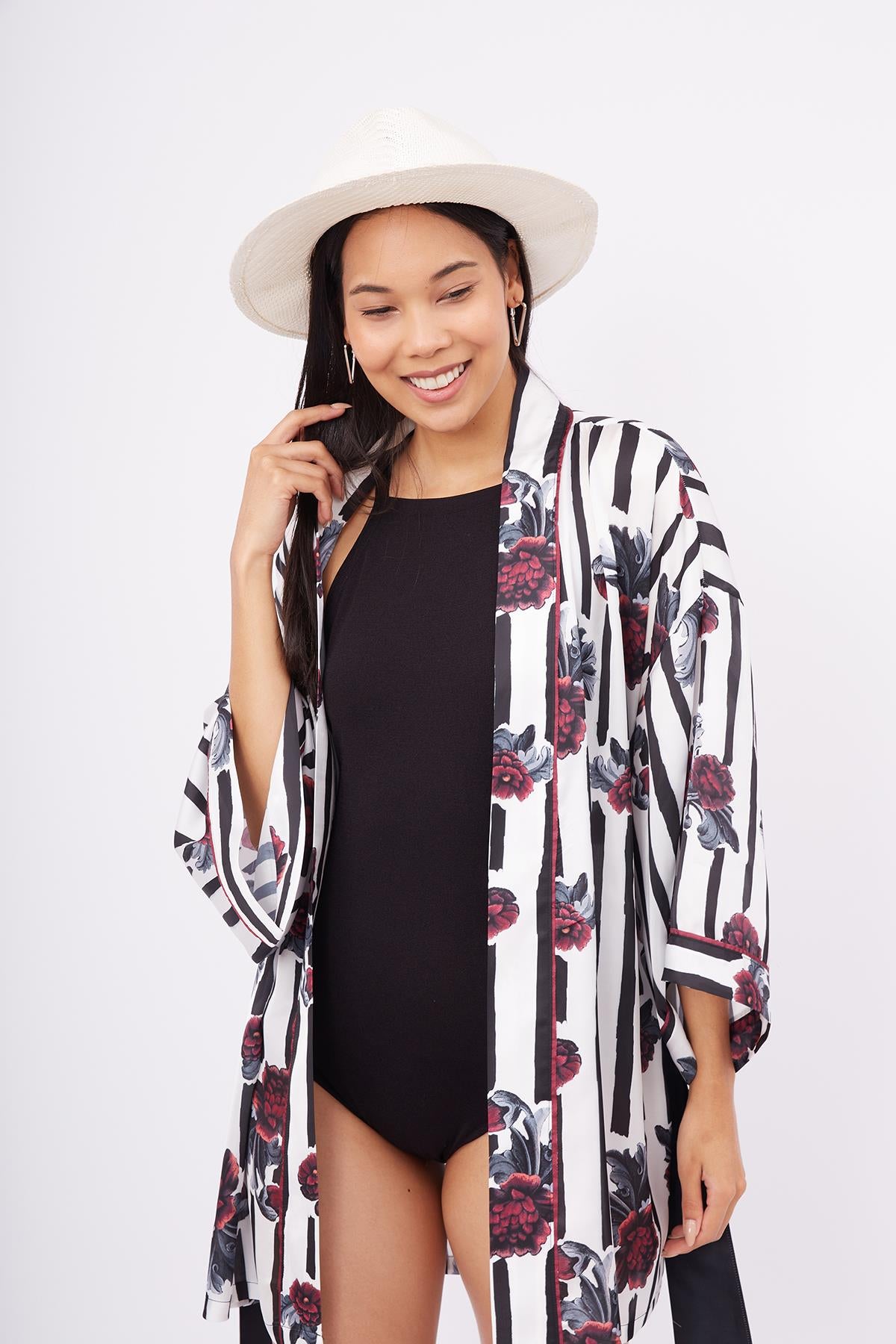 Peraluna-Stripe Garden Short Kimono Çizgili Güllü Baskılı 80 Cm Kısa Saten Kadın Kimono-Kimono-5-Milagron.com