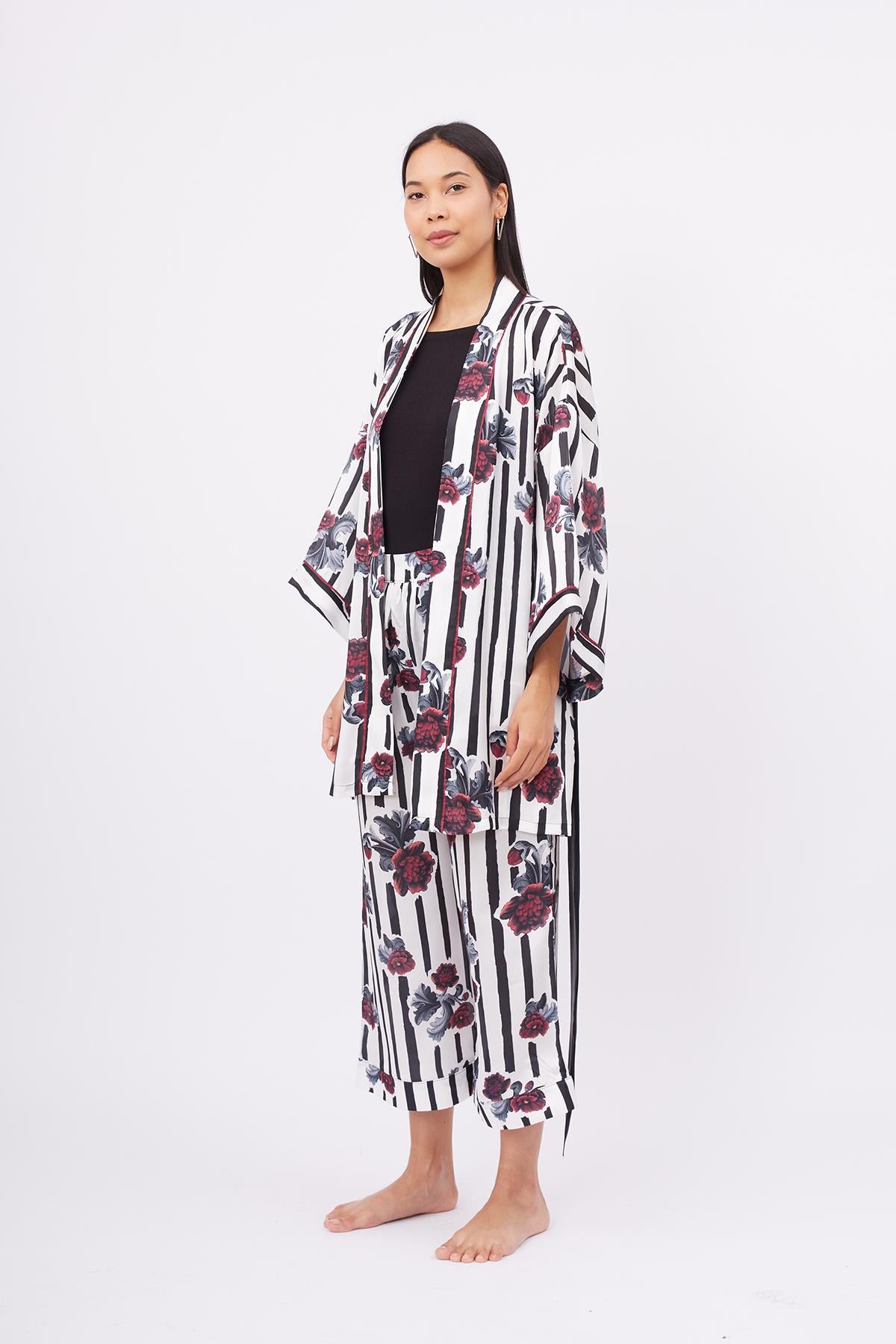 Peraluna-Stripe Garden Short Kimono Çizgili Güllü Baskılı 80 Cm Kısa Saten Kadın Kimono-Kimono-7-Milagron.com