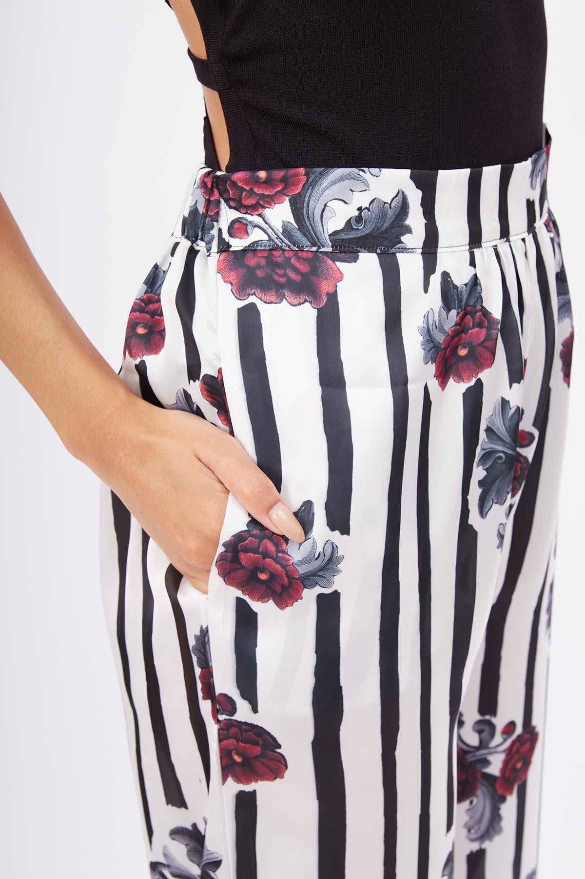 Peraluna-Stripe Garden Trouser Çizgili Güllü Baskılı Saten Kadın Pantolon-Pantolon-3-Milagron.com