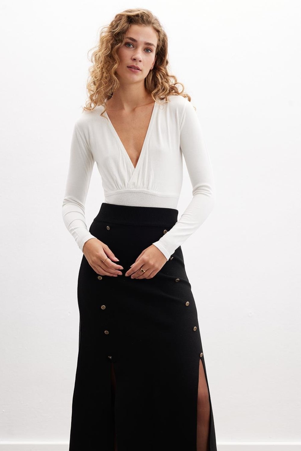 Peraluna-Styleboom X Devon Bodysuit V Yaka Uzun Kol Alttan Çıtçıtlı Kadın Triko Body-Body-1-Milagron.com