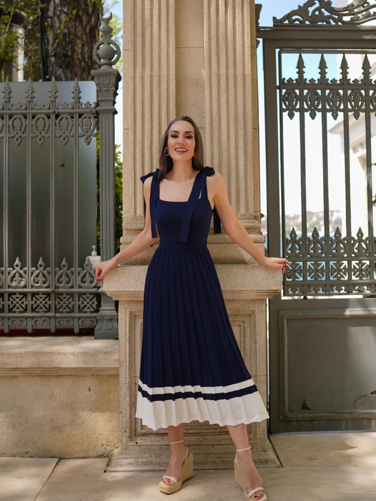 Styleboom X Peraluna Kelly Dress Askılı Bağlama Detaylı Rahat Kesim Midi Boy Yazlık Kadın Triko Elbise - Lacivert