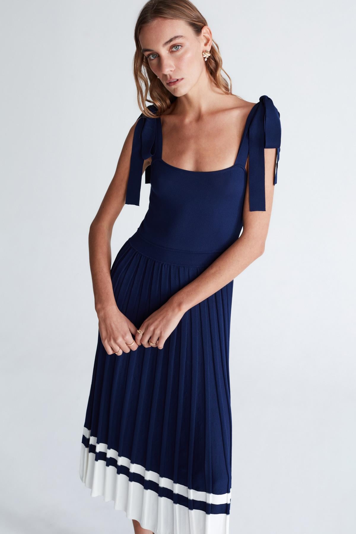 Styleboom X Peraluna Kelly Dress Askılı Bağlama Detaylı Rahat Kesim Midi Boy Yazlık Kadın Triko Elbise - Lacivert