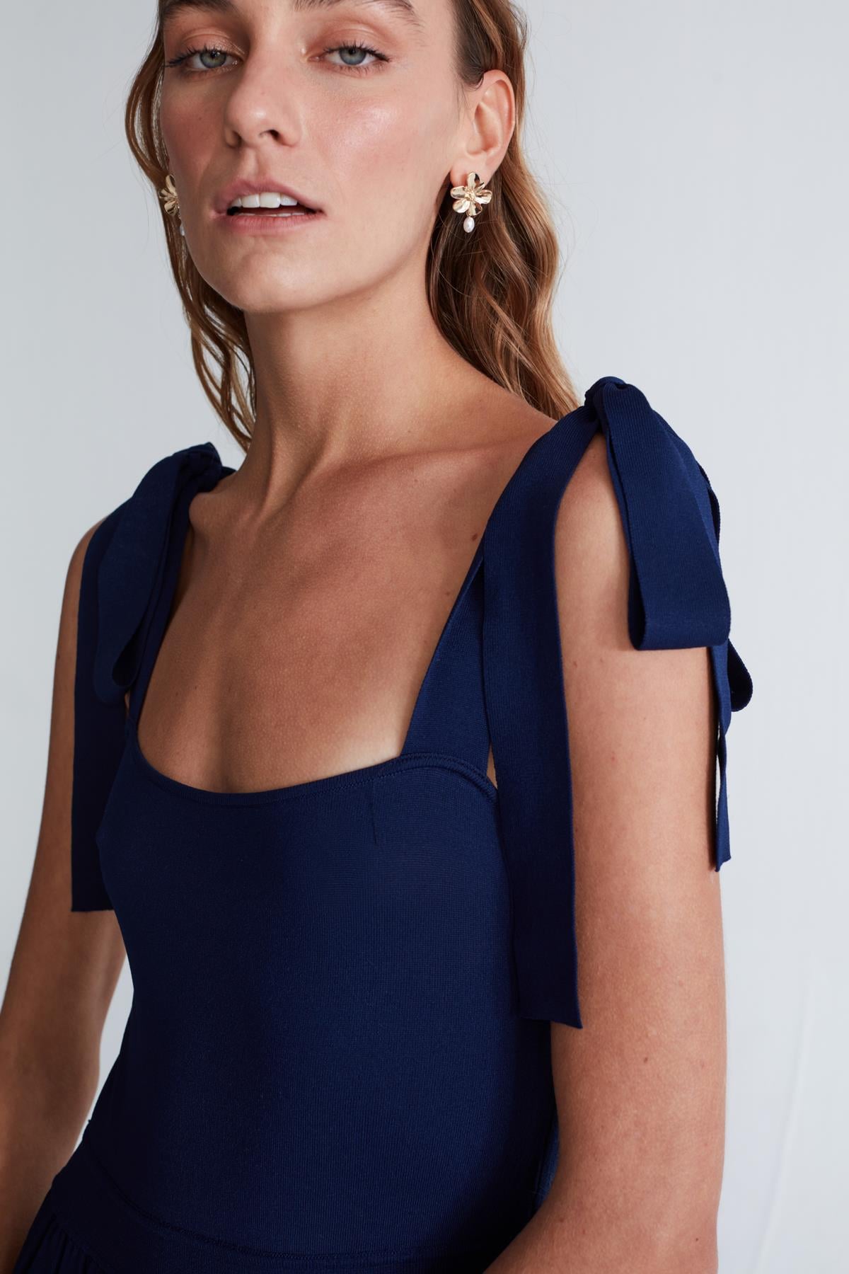 Styleboom X Peraluna Kelly Dress Askılı Bağlama Detaylı Rahat Kesim Midi Boy Yazlık Kadın Triko Elbise - Lacivert