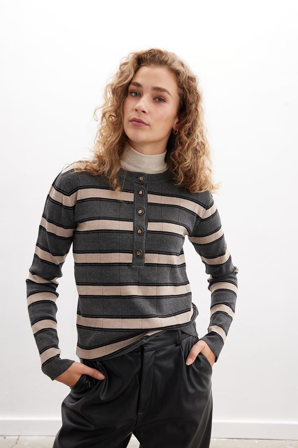 Peraluna-Tina Pullover Çizgi Desenli Düğme Detaylı Kadın Triko Kazak-Kazak & Triko-1-Milagron.com