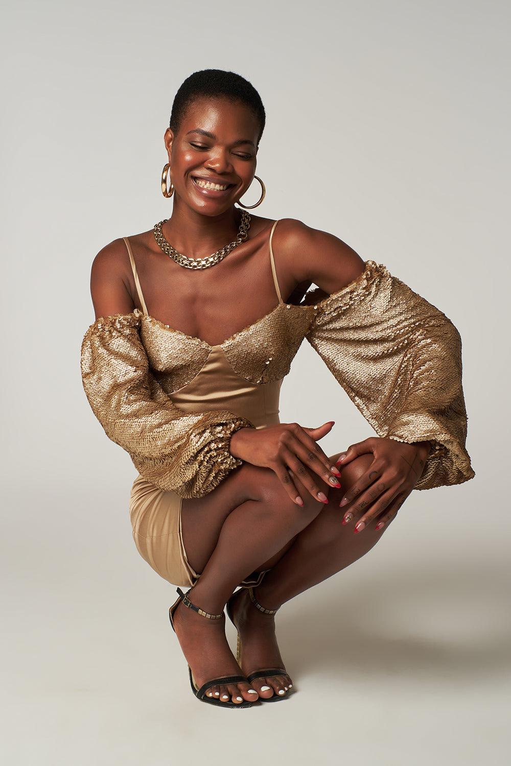 Petra Petrova-Gold Payetli Düşük Omuzlu Elbise Ti̇na-Elbise-4-Milagron.com