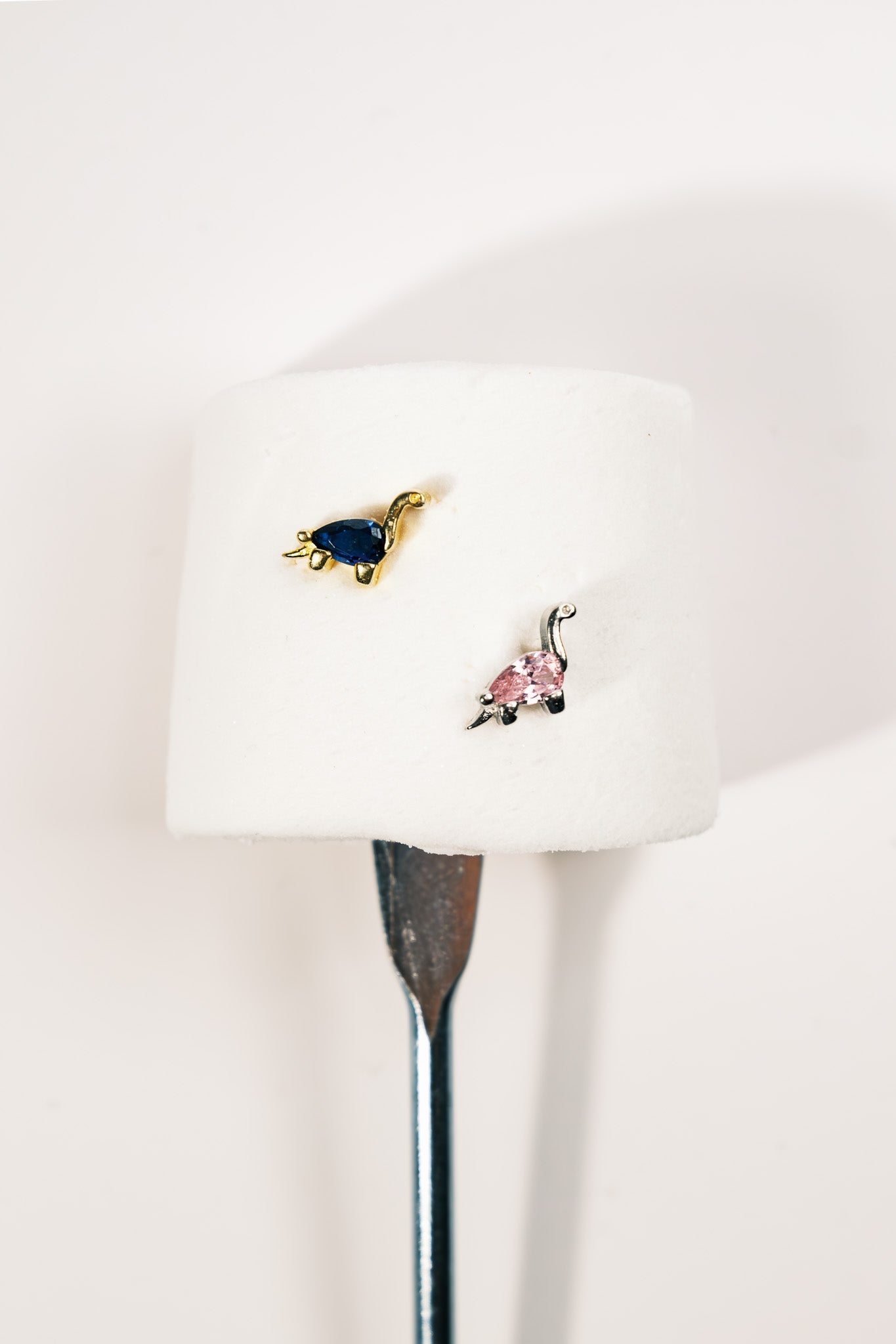 Pia Yuli-Pink Dinazor Piercing-Küpe-3-Milagron.com