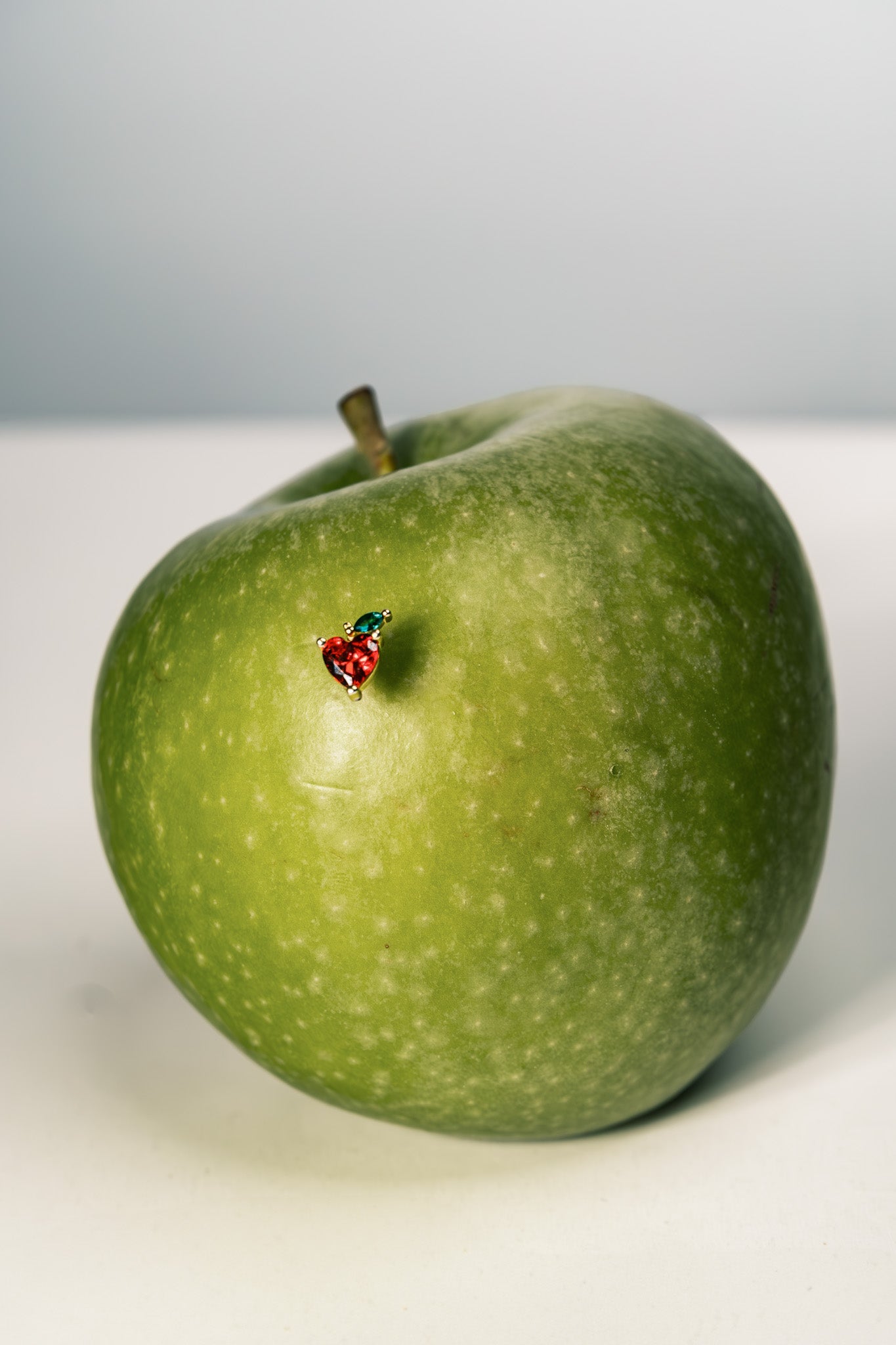 Pia Yuli-Red Apple Piercing-Küpe-6-Milagron.com