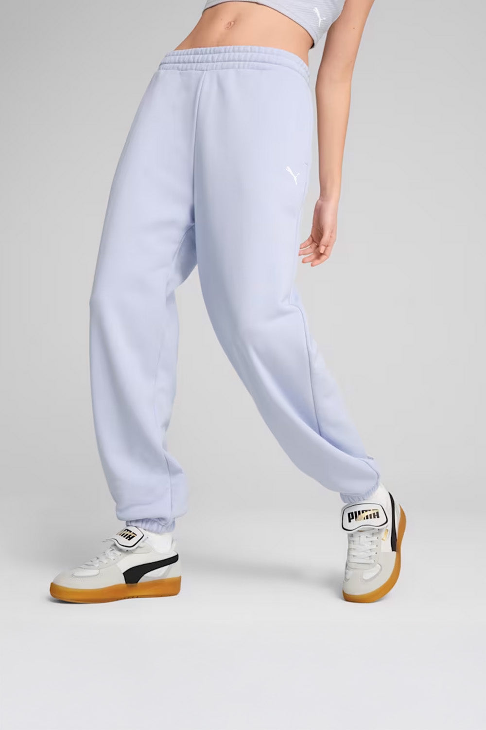 Puma-ESS Relaxed Sweatpants op Modern-Eşofman-1-Milagron.com