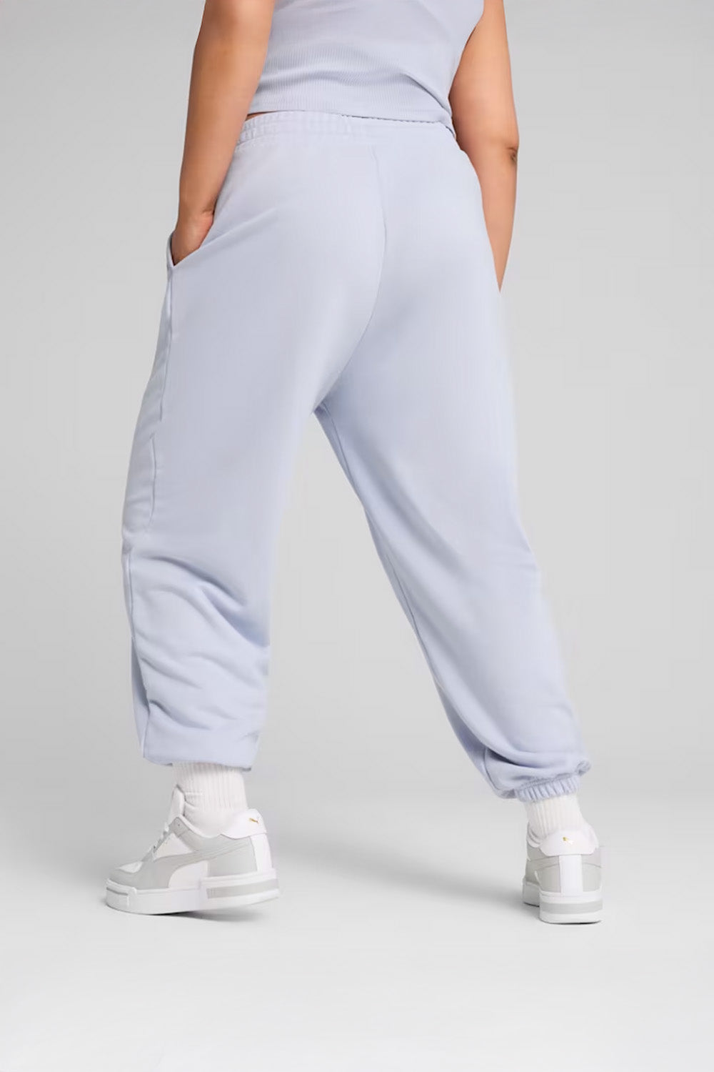 Puma-ESS Relaxed Sweatpants op Modern-Eşofman-4-Milagron.com