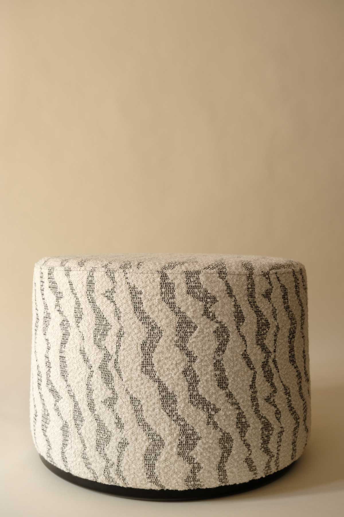 Elin Zigzag Desenli Yuvarlak Puf