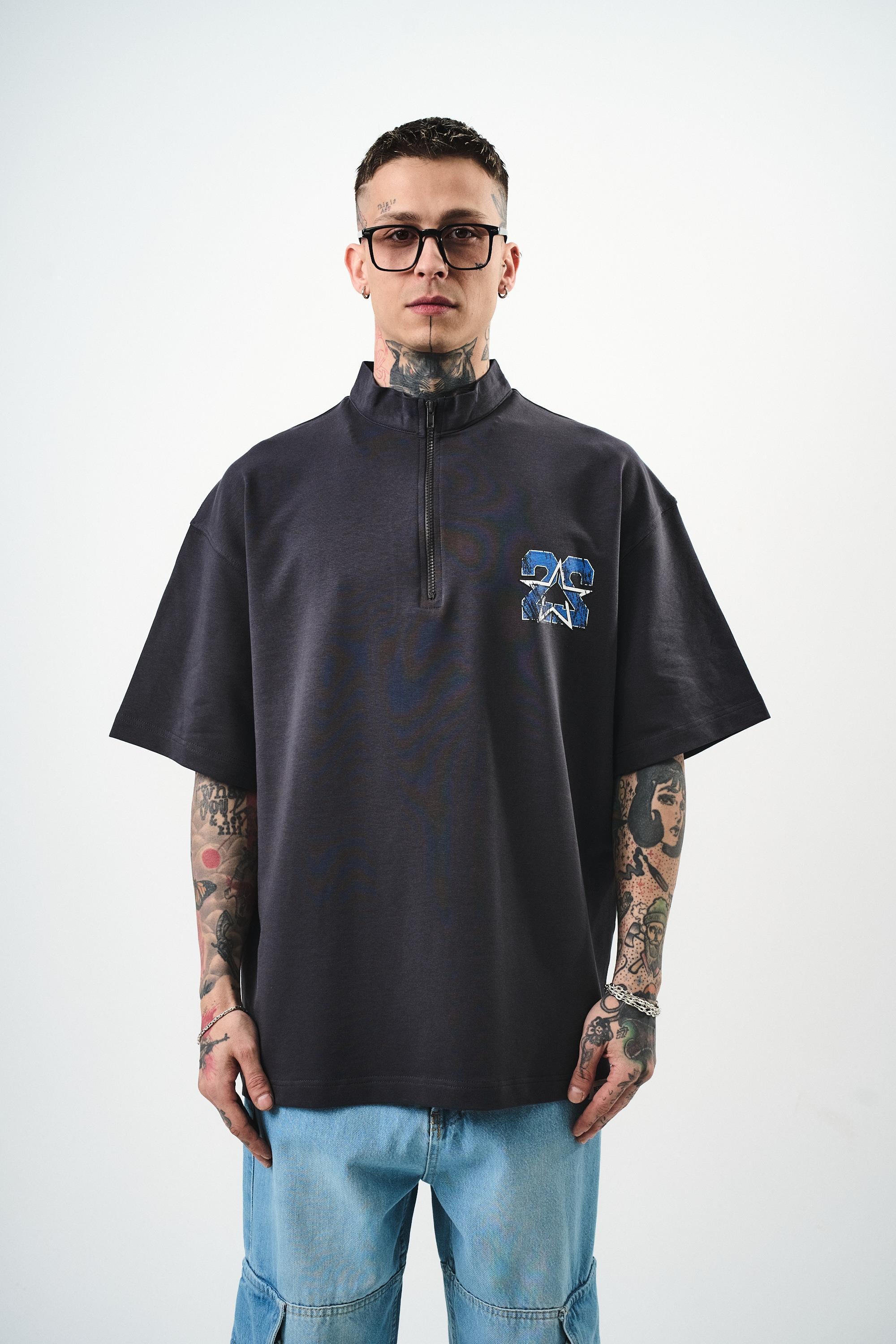 Erkek 22 Baskılı Yarım Fermuarlı Oversize T-Shirt Füme