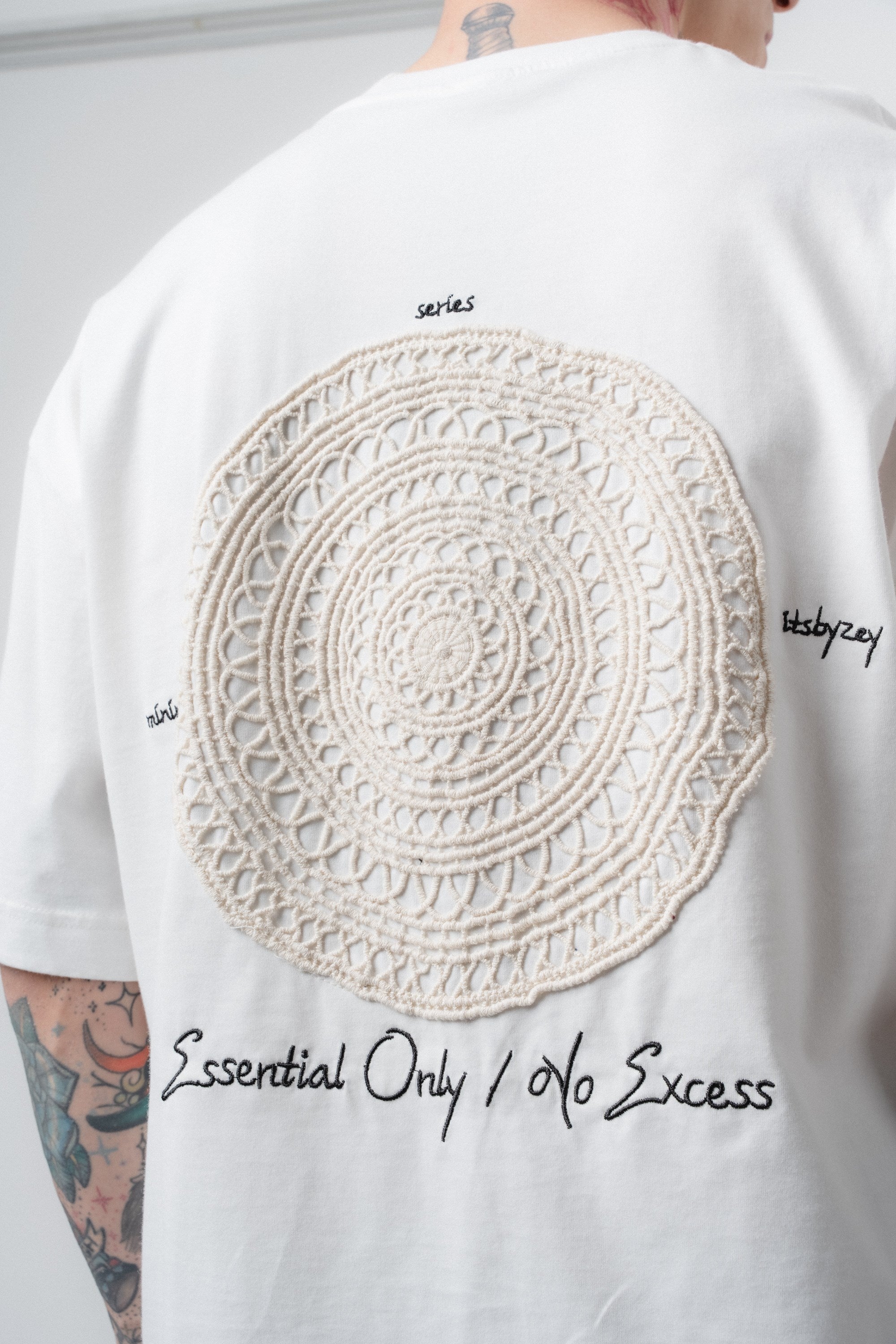 Erkek Essential Nakış Detaylı Oversize T-Shirt Ekru