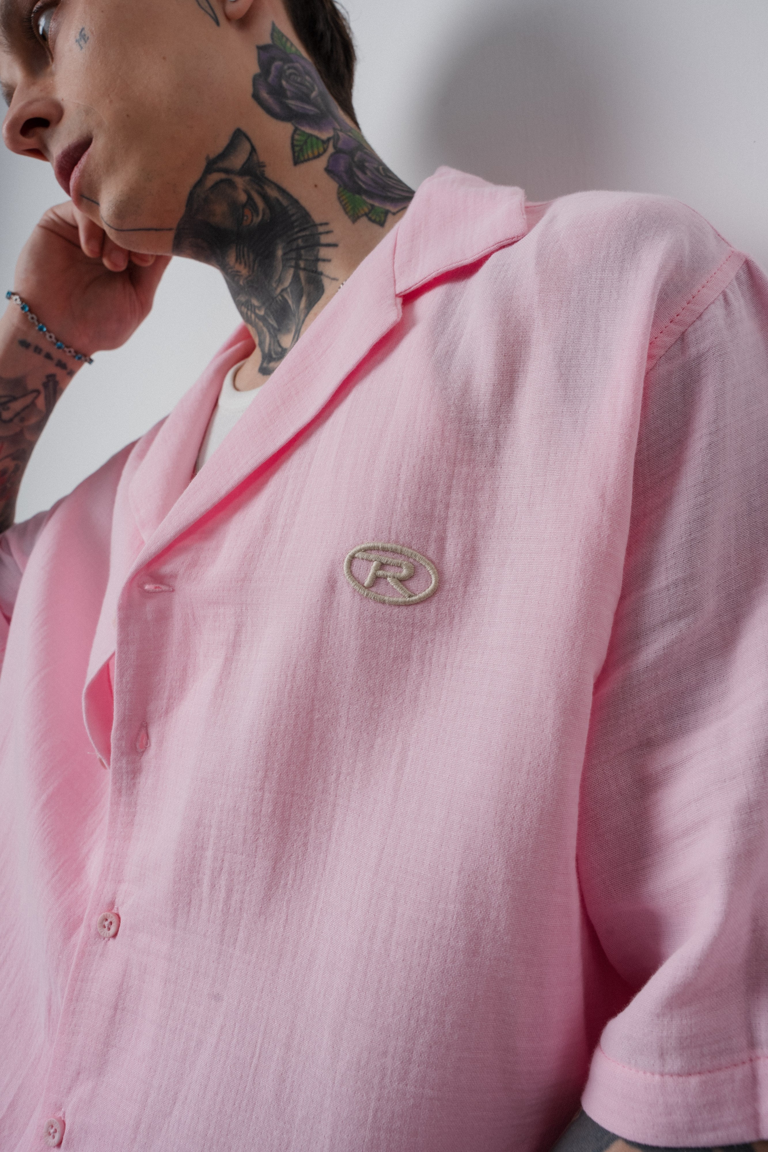 Erkek R Nakışlı Kısa Kollu Müslin Oversize Gömlek Pembe